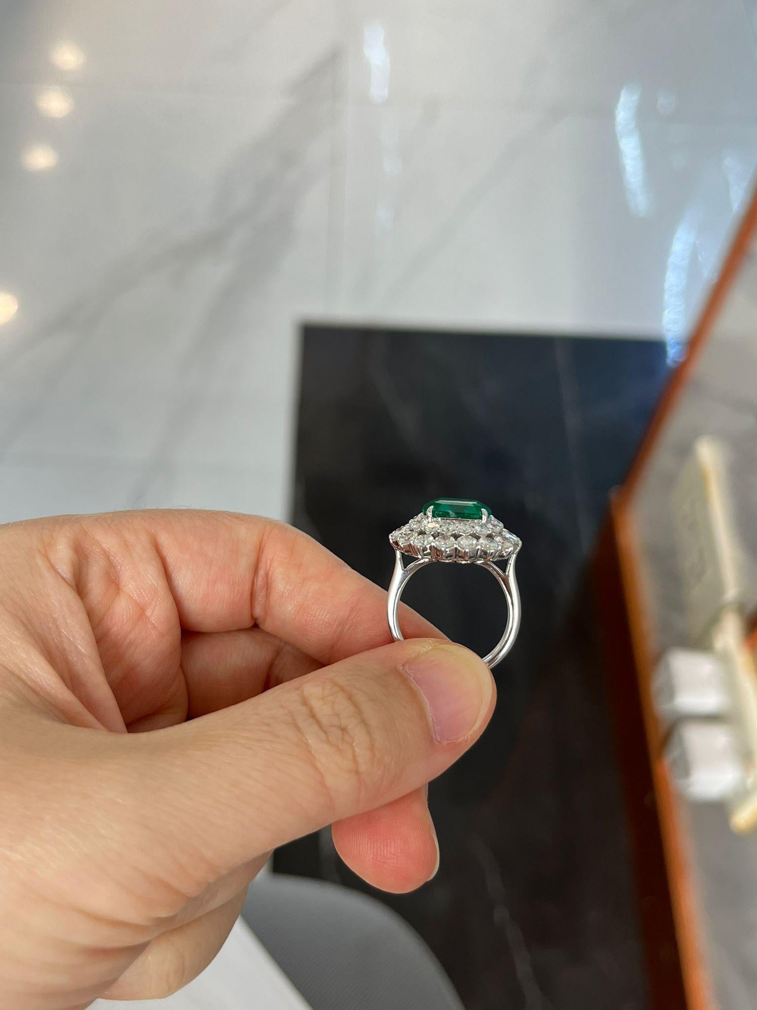 Modern EXCEPTIONAL GRS Certified Muzo Colombian VIVID GREEN Emerald Ring For Sale