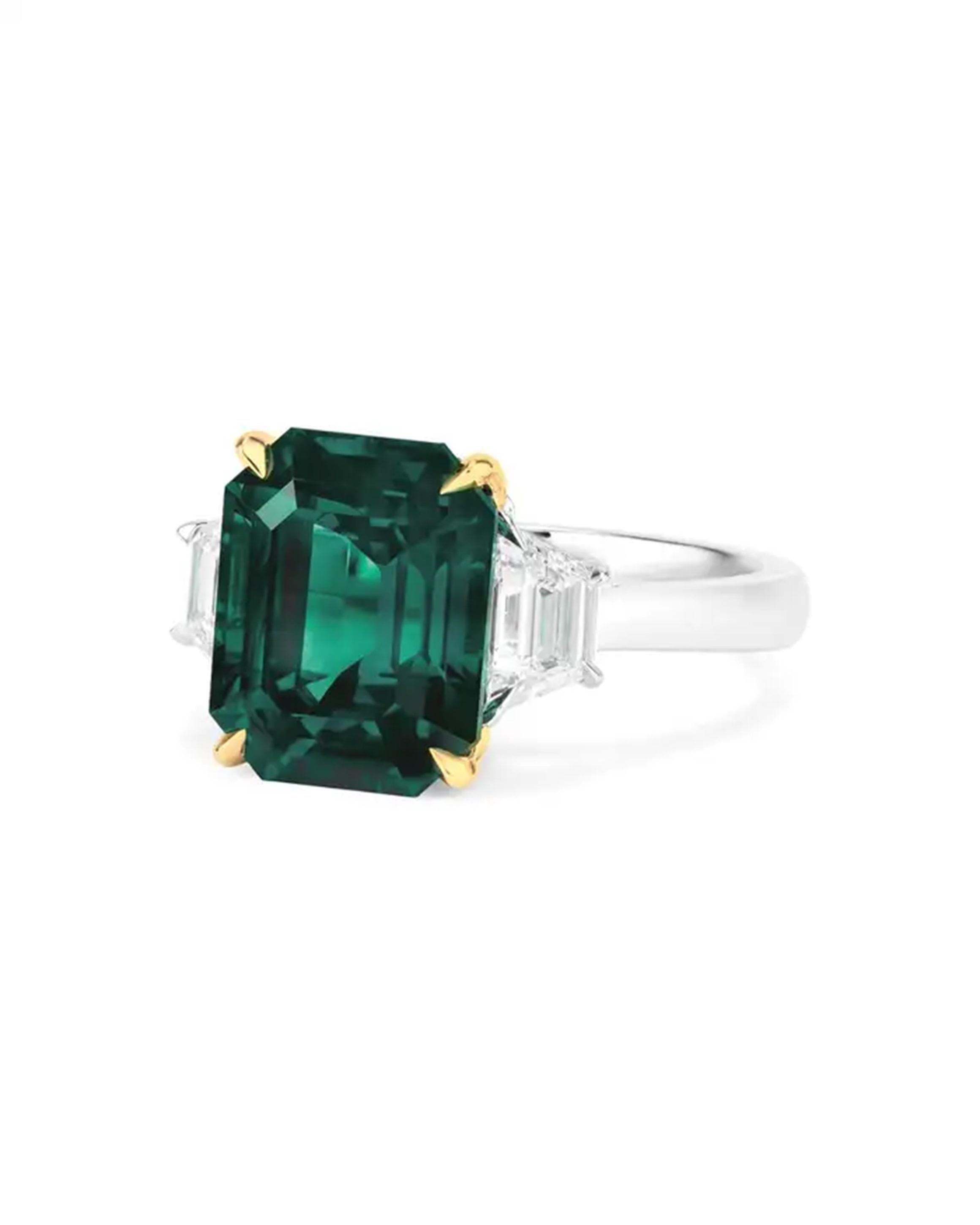 Descubre la elegancia y el lujo con nuestro anillo de diamantes trapezoidales esmeralda colombiana Muzo verde vivo de 5.70 quilates. Esta exquisita pieza, engastada en platino macizo, exhibe la incomparable belleza de una rara esmeralda combinada