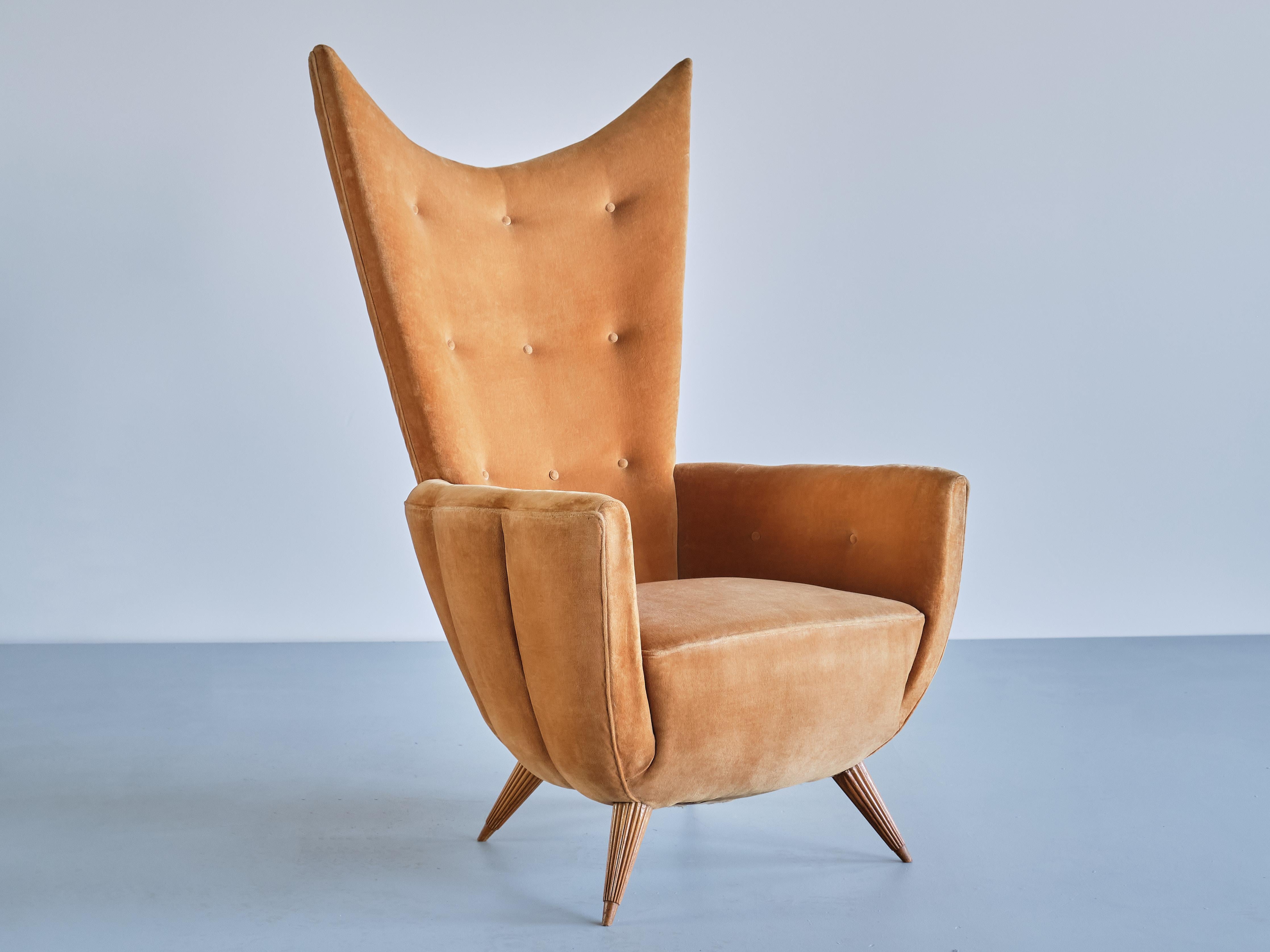 Ce fauteuil exceptionnellement rare a été conçu par Guglielmo Ulrich dans les années 1940. 
Son design élégant est marqué par les lignes distinctes et incurvées du dossier à oreilles et les lignes arrondies des accoudoirs et de la façade. Comme la