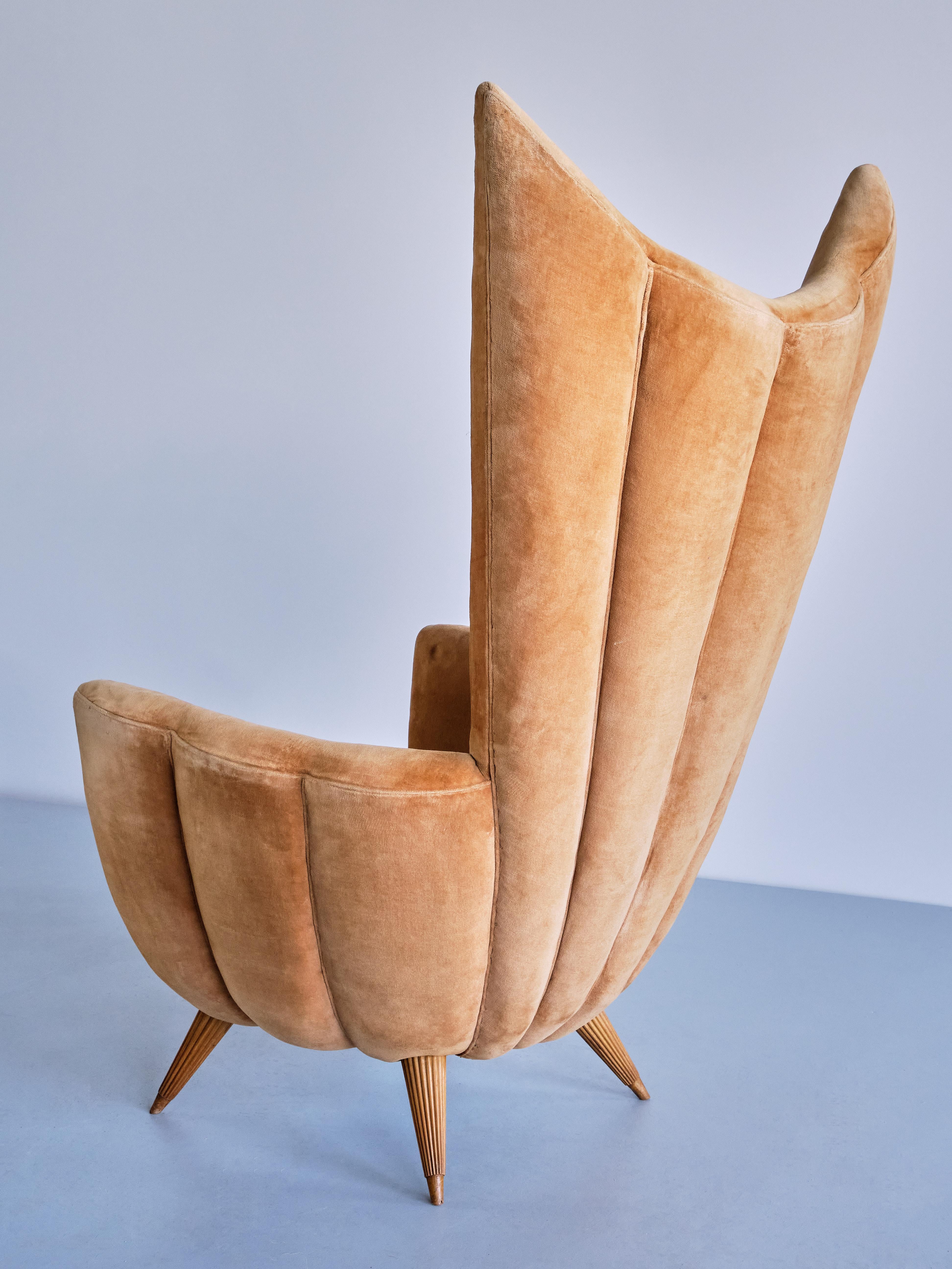 Exceptionnel fauteuil Guglielmo Ulrich en velours et noyer cannelé, Italie, années 1940 en vente 1