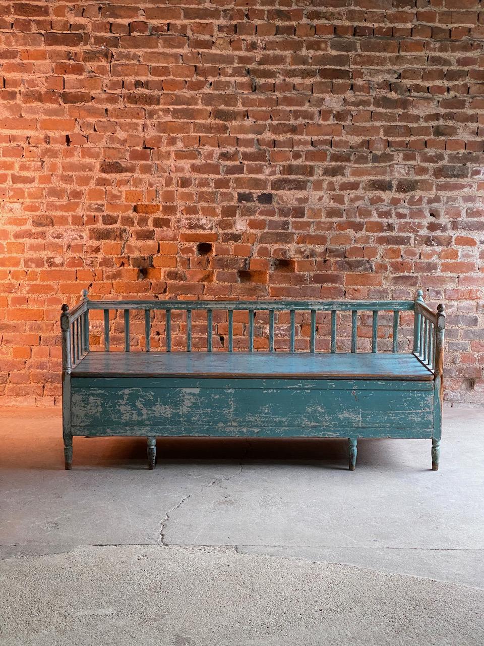 Swedish Exceptional Gustavian Painted Bench Settle, Sweden, 19th Century, circa 1800