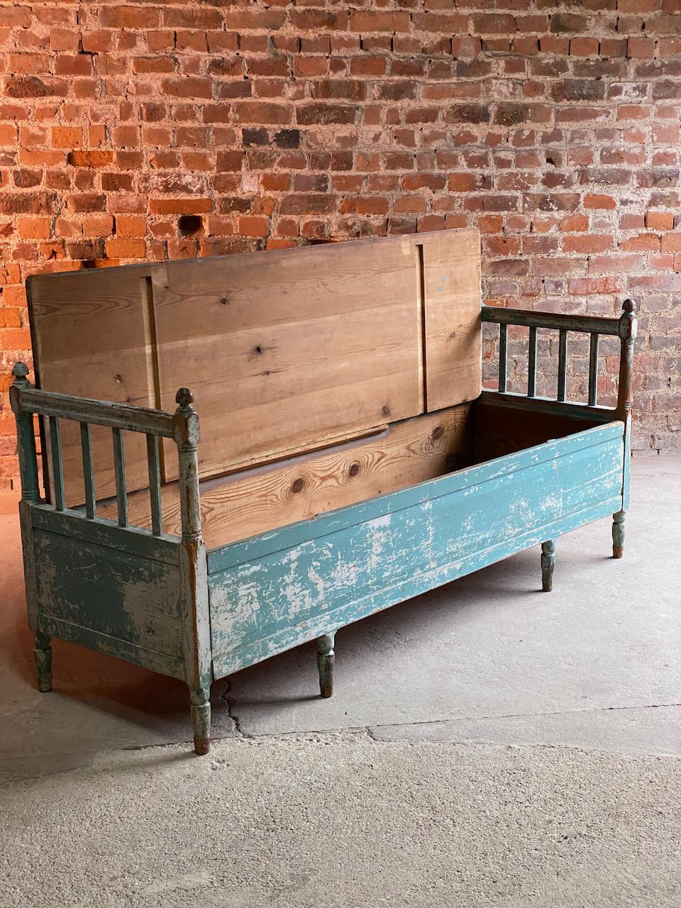 Exceptional Gustavian Painted Bench Settle, Sweden, 19th Century, circa 1800 In Distressed Condition In Longdon, Tewkesbury