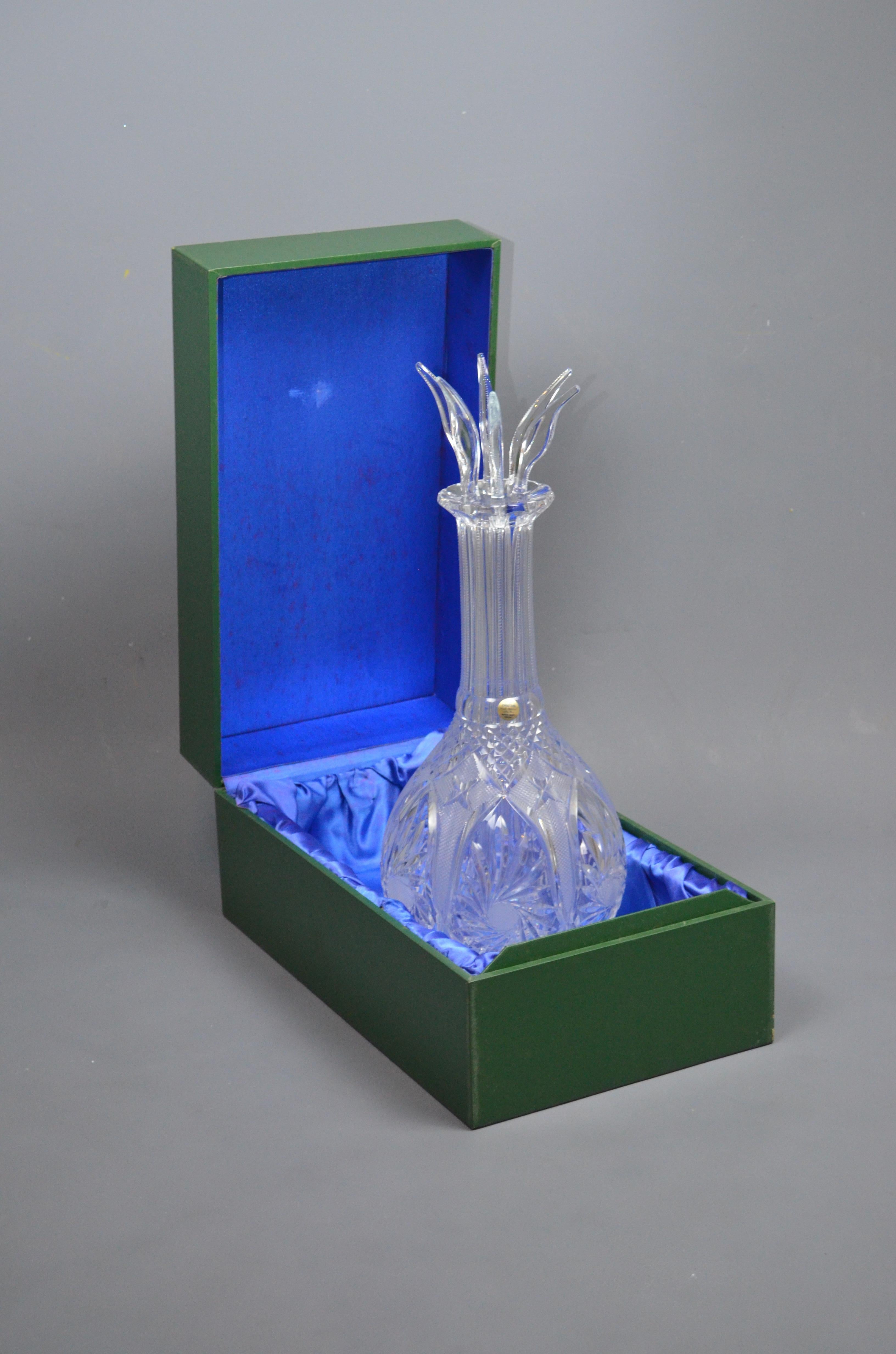 Exceptionnelle carafe en cristal taillé à la main avec six compartiments en vente 7