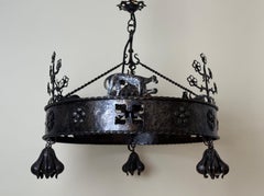 Lustre exceptionnel en fer forgé à la main, orné de motifs animaliers, vers 1920