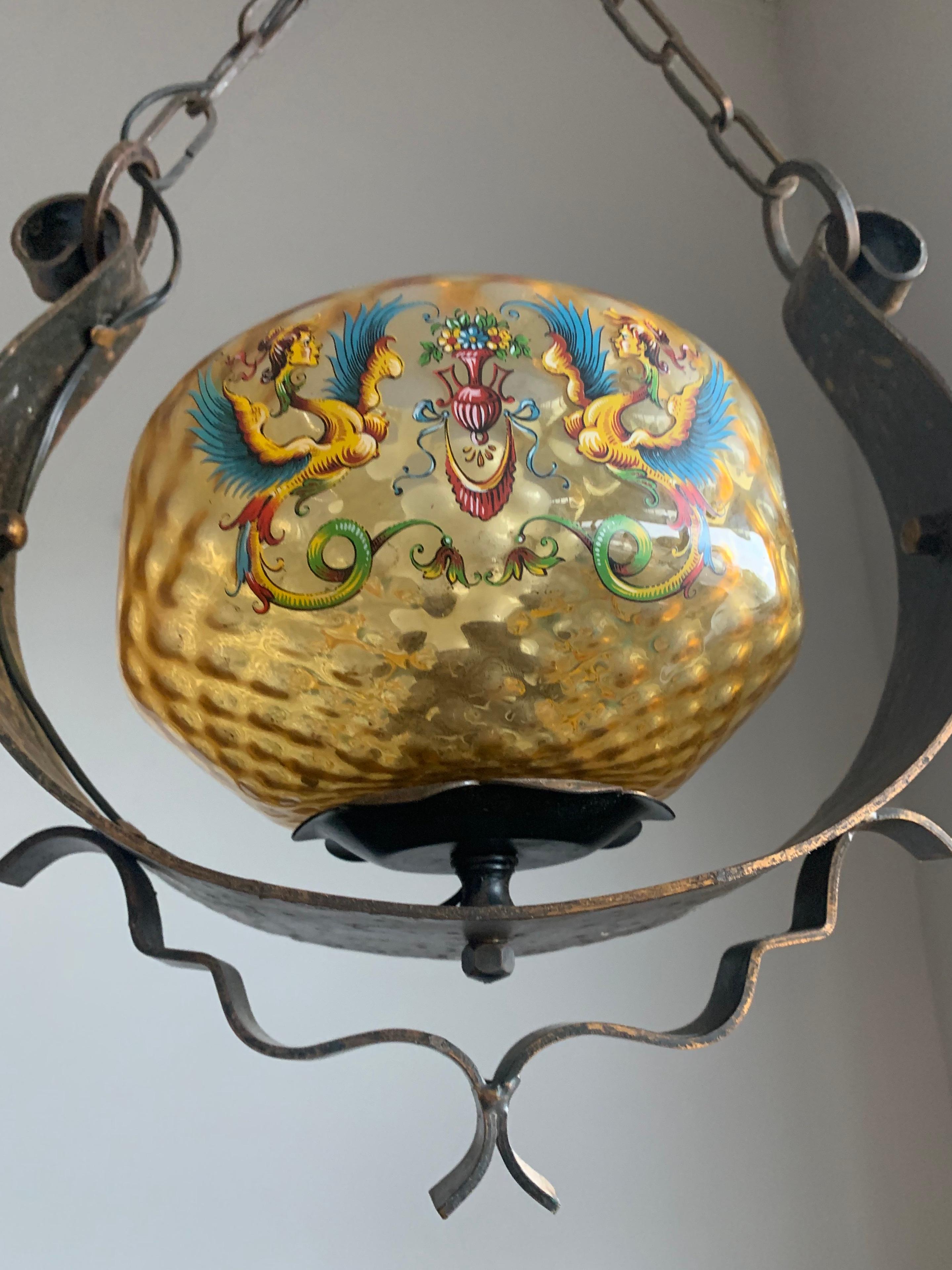 Mid-Century Modern Exceptionnelle lampe à suspension italienne peinte à la main avec motifs mythologiques vers 1900 en vente