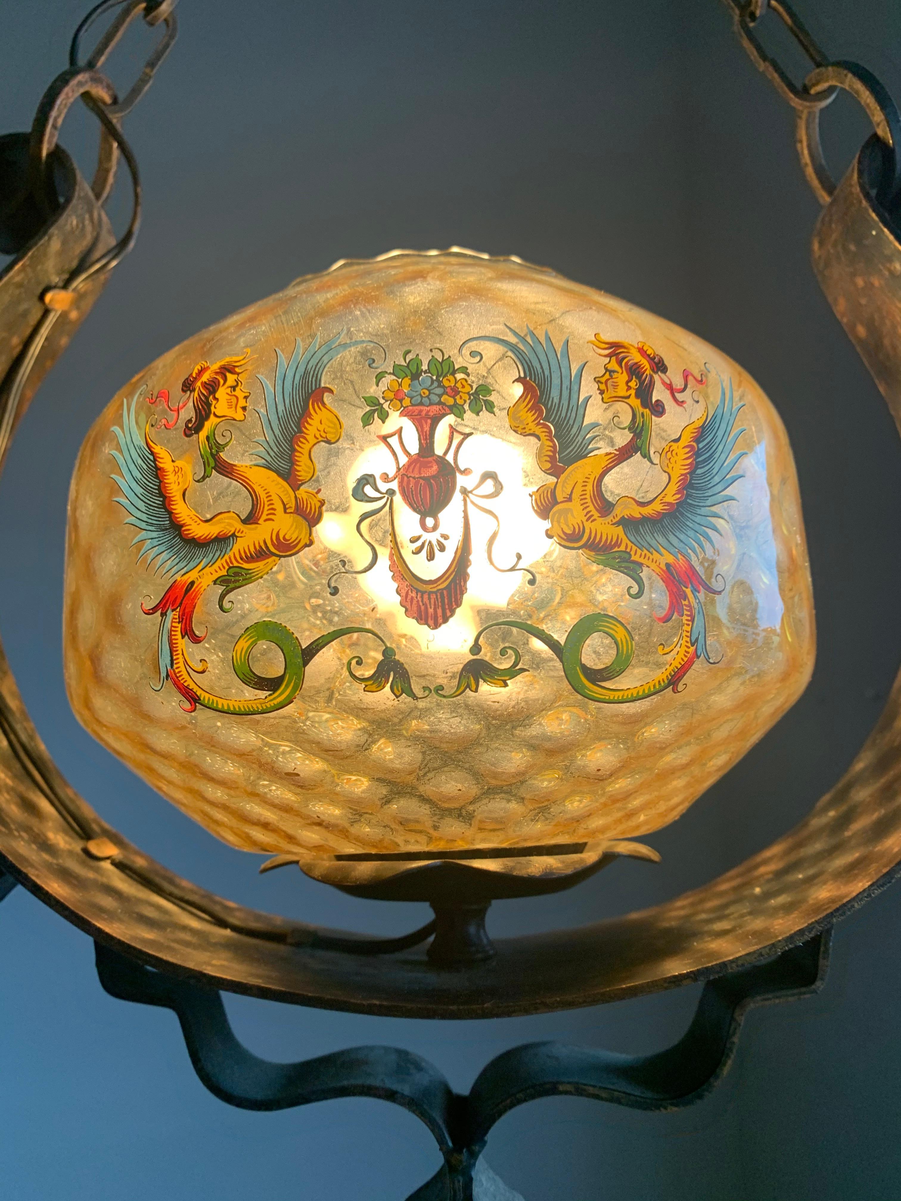 Forgé Exceptionnelle lampe à suspension italienne peinte à la main avec motifs mythologiques vers 1900 en vente