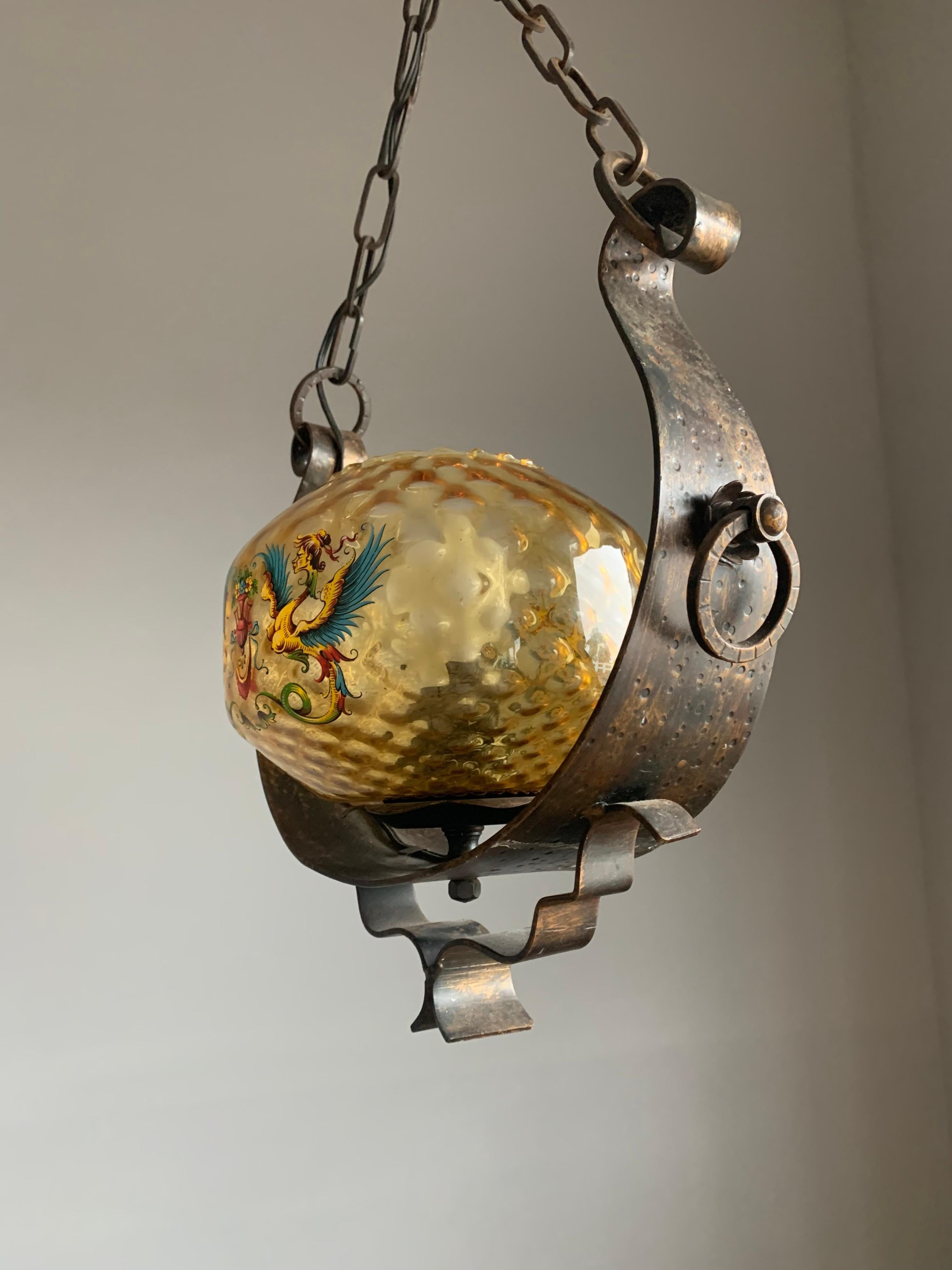 Exceptionnelle lampe à suspension italienne peinte à la main avec motifs mythologiques vers 1900 Excellent état - En vente à Lisse, NL