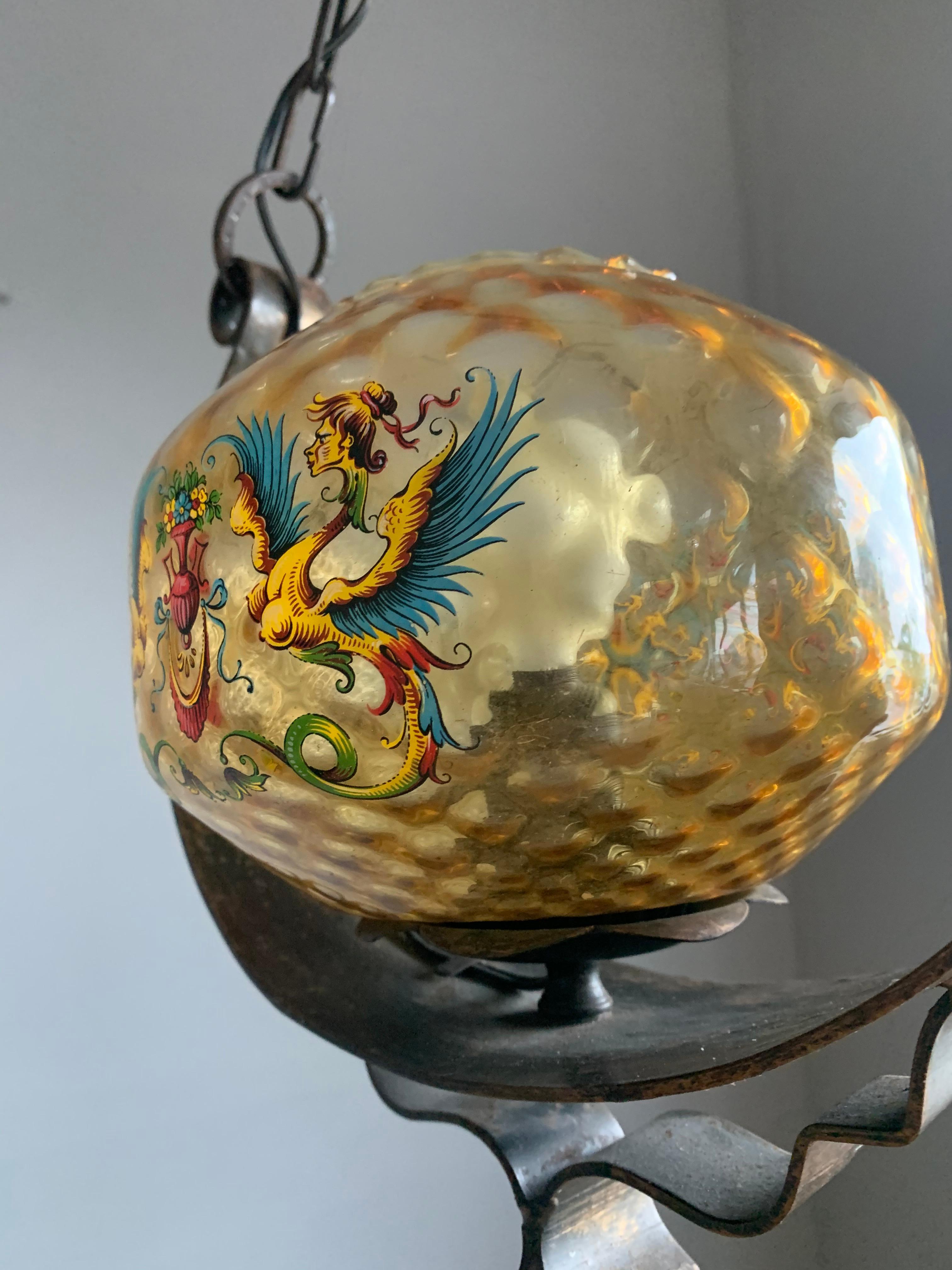 20ième siècle Exceptionnelle lampe à suspension italienne peinte à la main avec motifs mythologiques vers 1900 en vente