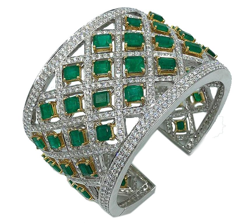 Außergewöhnliches, handgefertigtes Smaragd- und Diamantarmband aus Platin mit 28 Karat perfekt aufeinander abgestimmten, feinen Smaragden und 24 Karat hochwertigen Diamanten. Diese elegante Manschette ist mit einem Scharnier versehen, das das Tragen