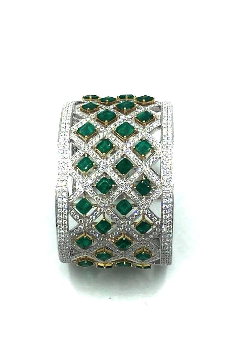 Exceptionnel bracelet manchette large en platine, diamants et émeraudes, fabriqué à la main Bon état - En vente à West Palm Beach, FL