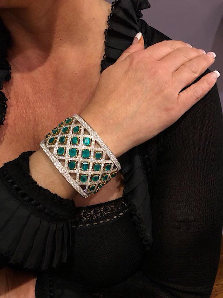 Exceptionnel bracelet manchette large en platine, diamants et émeraudes, fabriqué à la main en vente 4
