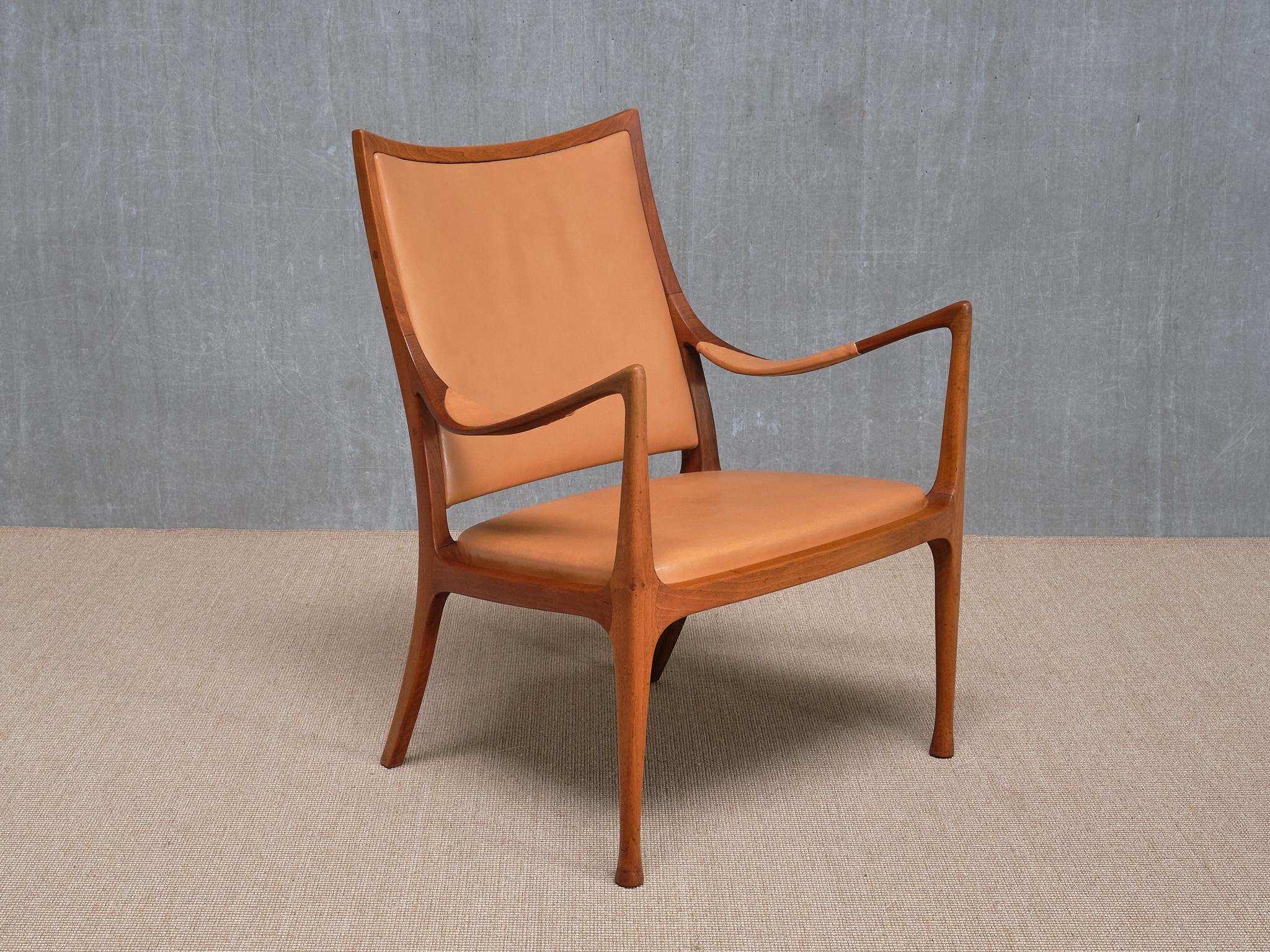 Ce fauteuil exceptionnellement rare a été conçu par Hans Asplund vers 1955. Asplund a conçu le fauteuil pour le salon de beauté du grand magasin Nordiska Kompaniet, situé sur Hamngatan à Stockholm. Le fauteuil aurait été produit uniquement pour le