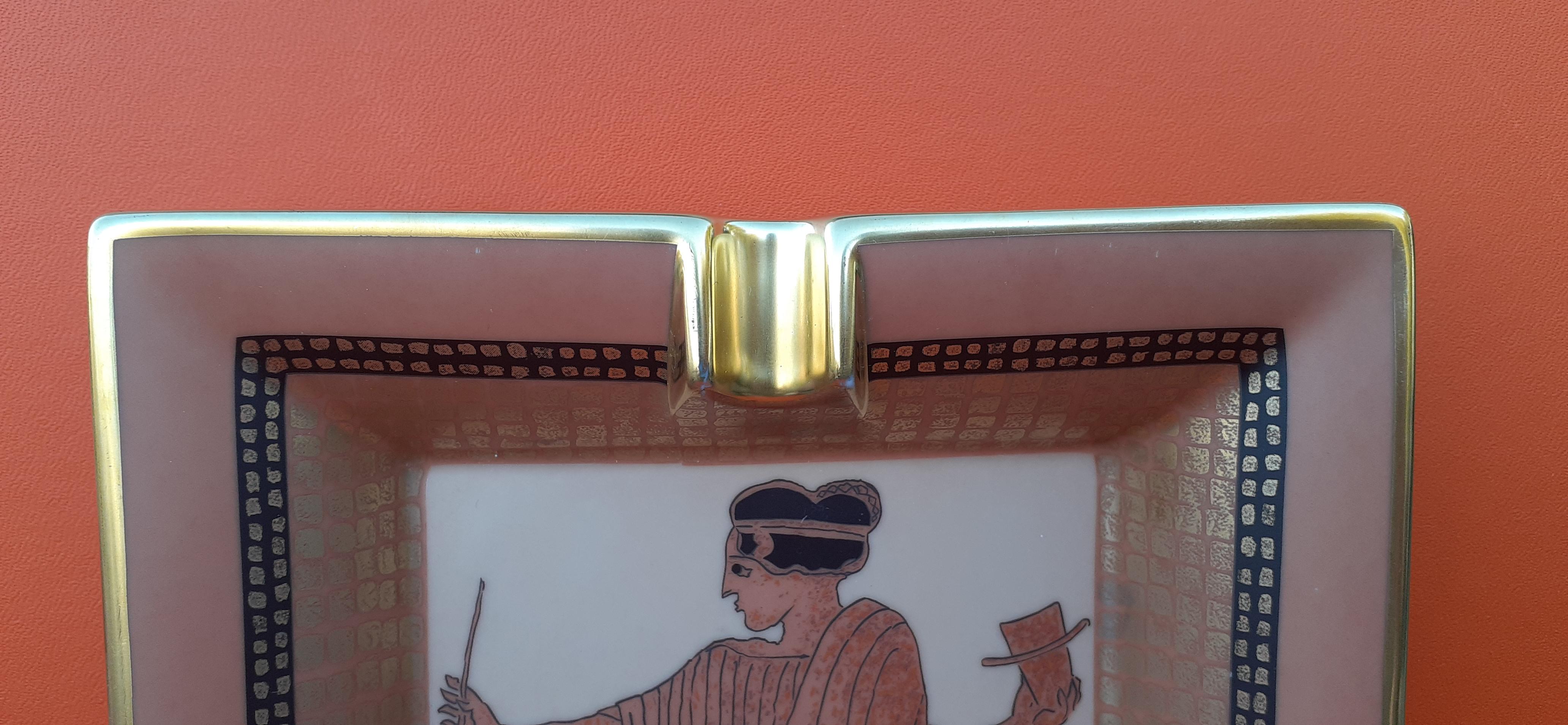 Beautiful and Rare Authentic Hermès Ashtray

Print: Greek Mythology Woman

Made in France

Made of Porcelain with golden edges

Colorways: Beige, Light Brown, Black, Golden

Beige suede leather at back

