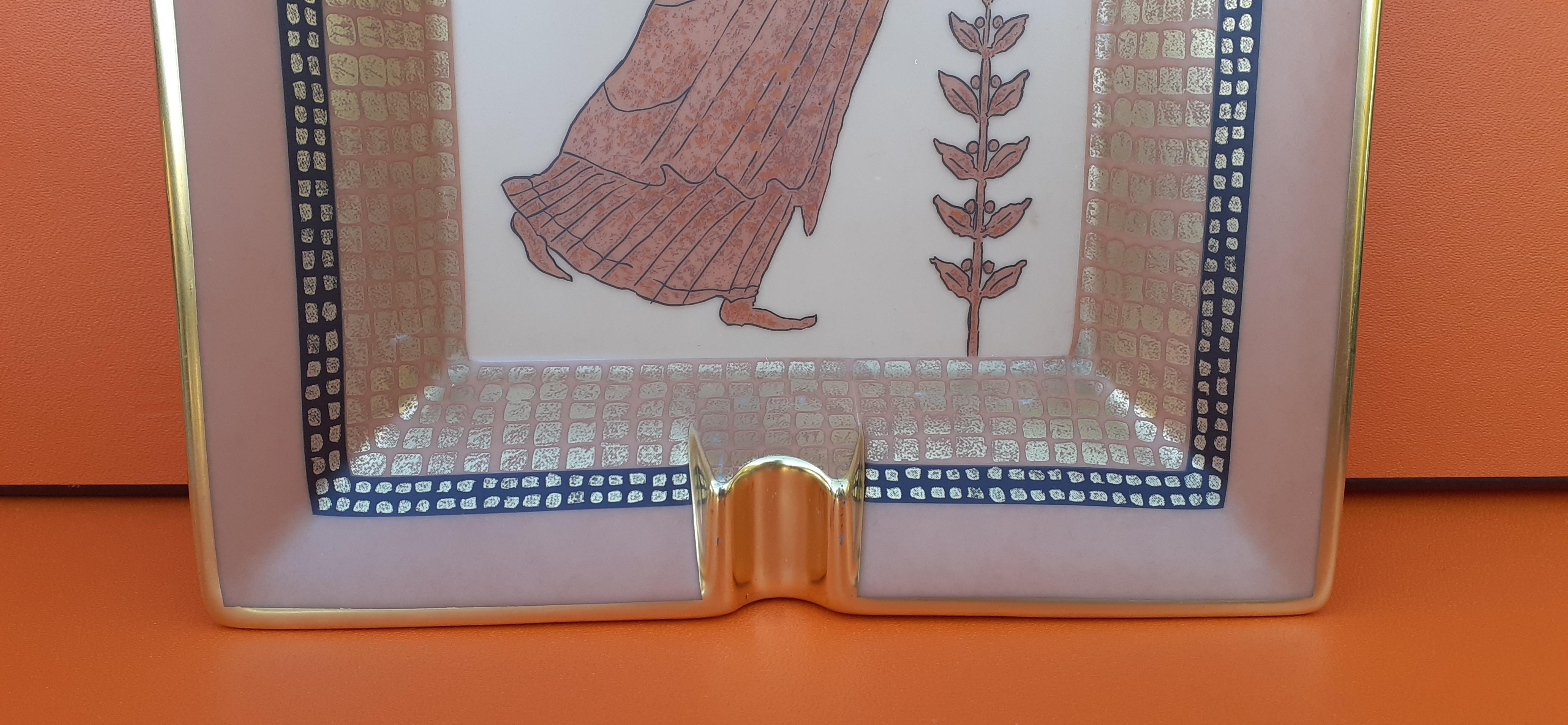 Außergewöhnliche Hermès Aschenbecher ändern Tablett griechische Mythologie Frau in Porzellan im Angebot 1