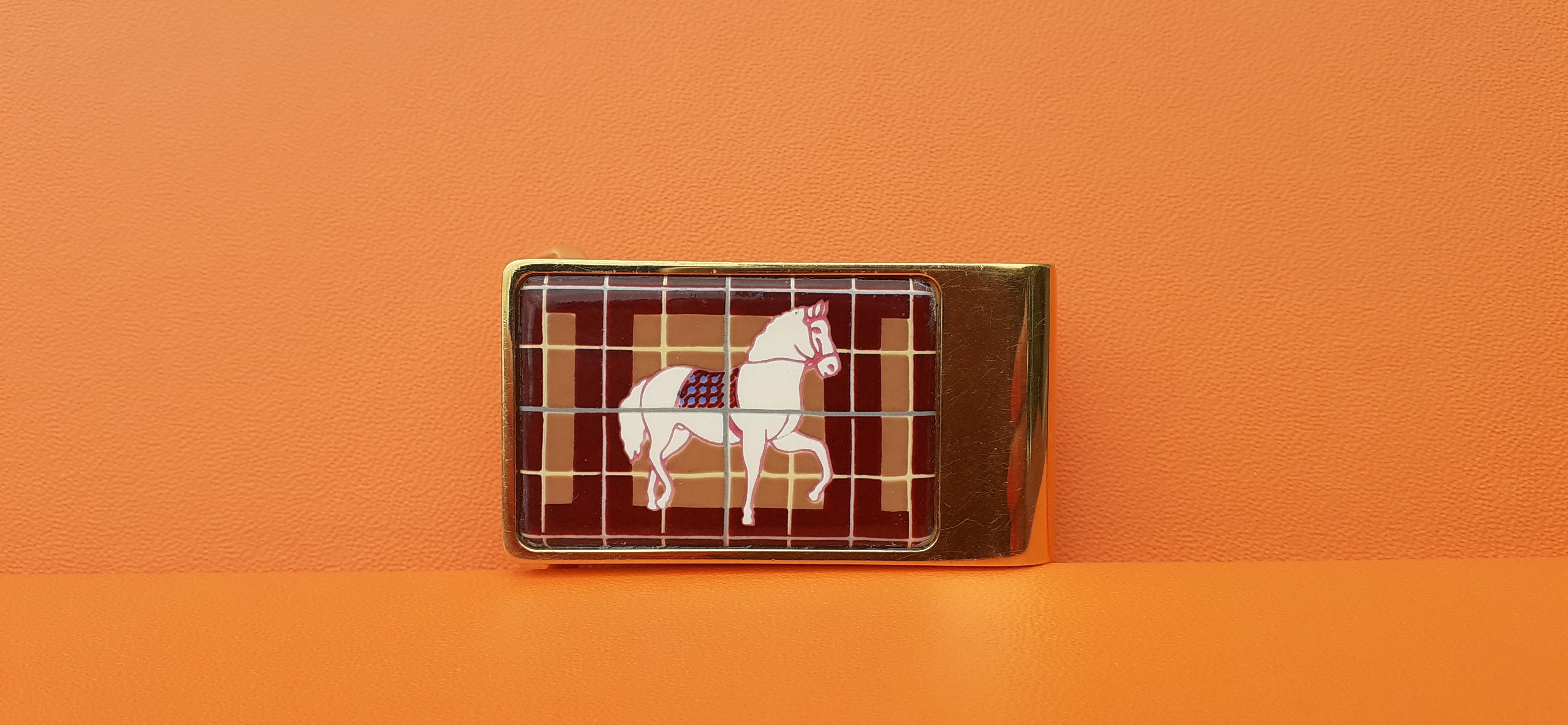 Stunning Authentic Hermès Belt Buckle

Extremely rare removable top plate system

Made of printed enamel and golden hardware

