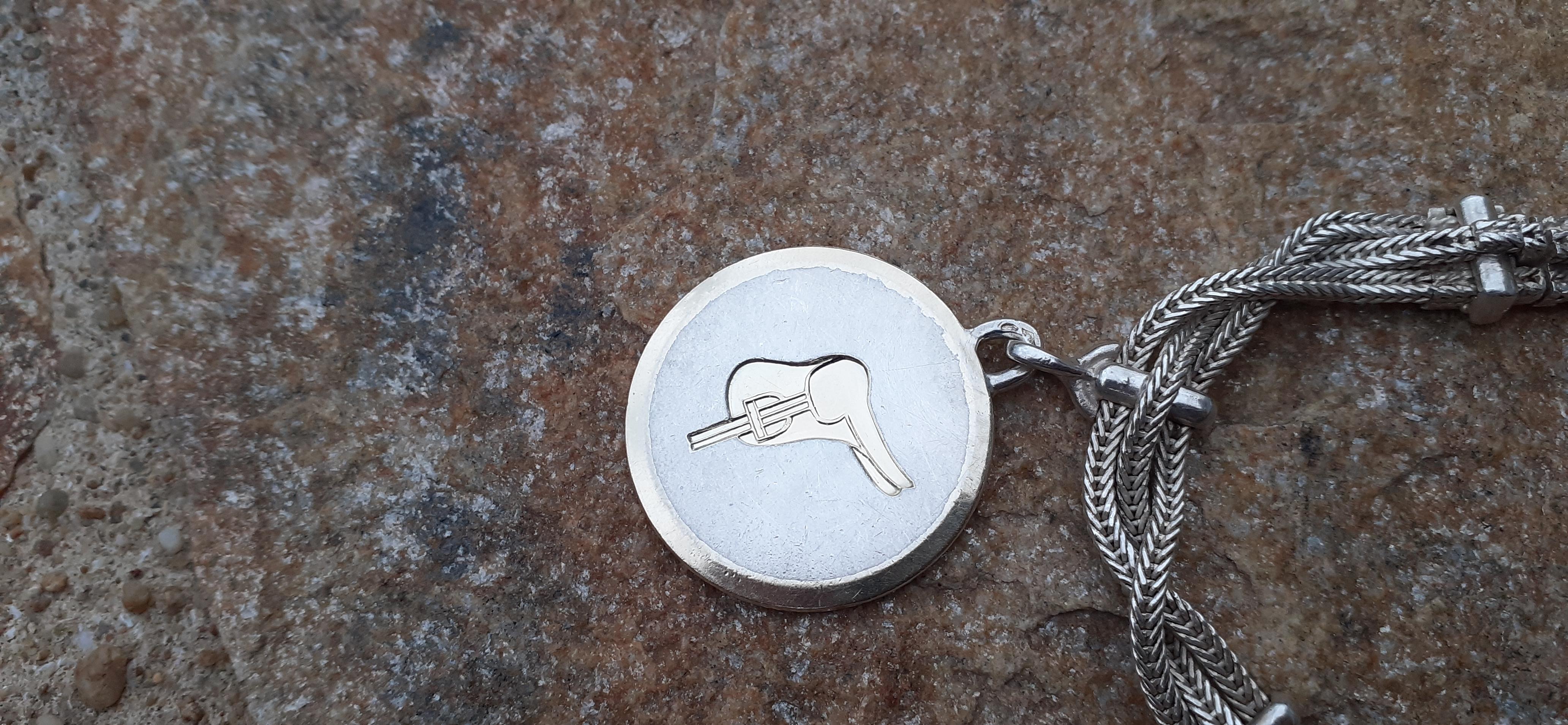 Außergewöhnliche Hermès Armband mit Pferdesport Thema Charms Pferd Texas in Silber im Angebot 4