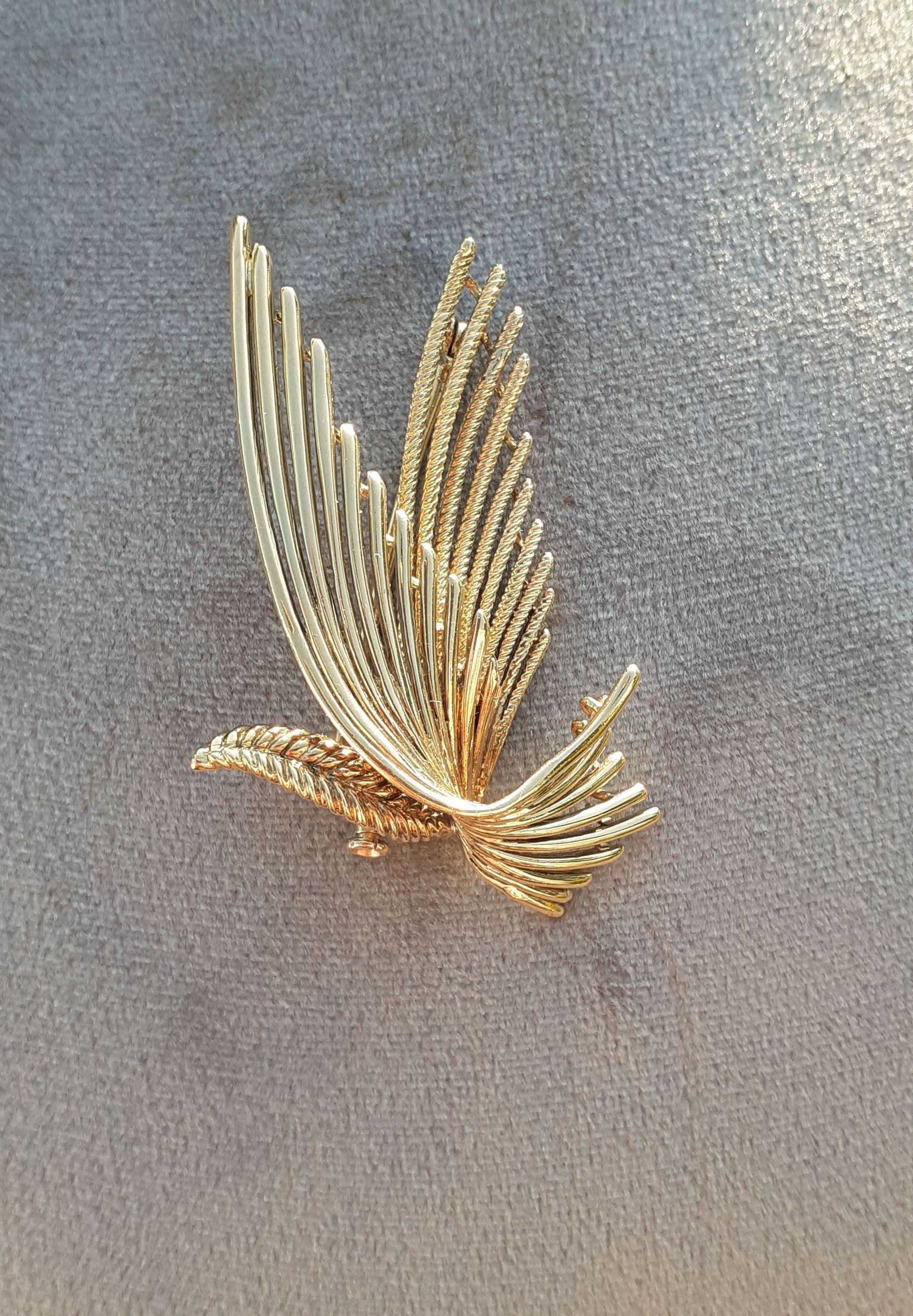 Women's Exceptional Hermès Brooch Dove Shaped in Yellow Gold  For Sale