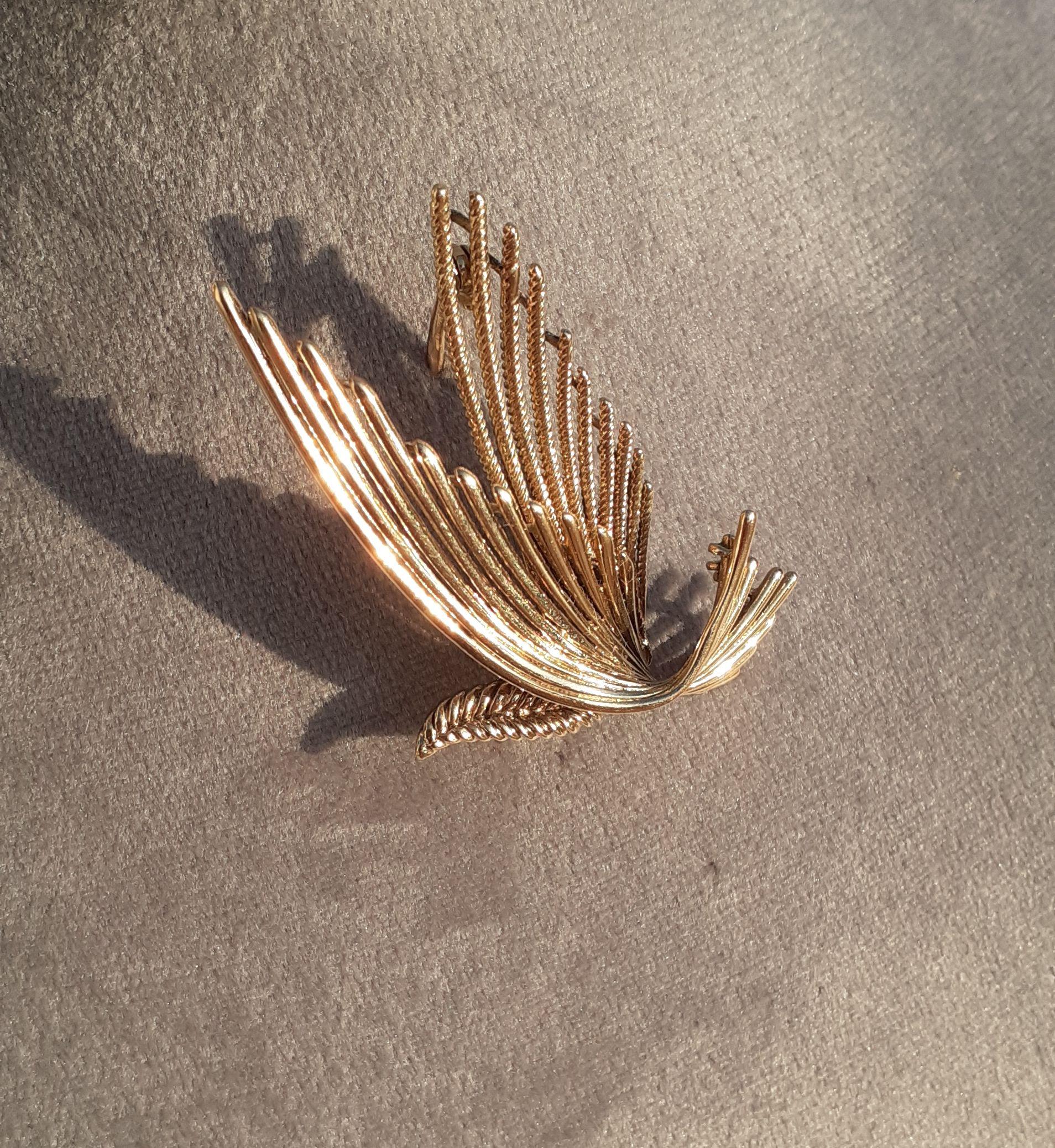 Exceptional Hermès Brooch Dove Shaped in Yellow Gold  For Sale 1