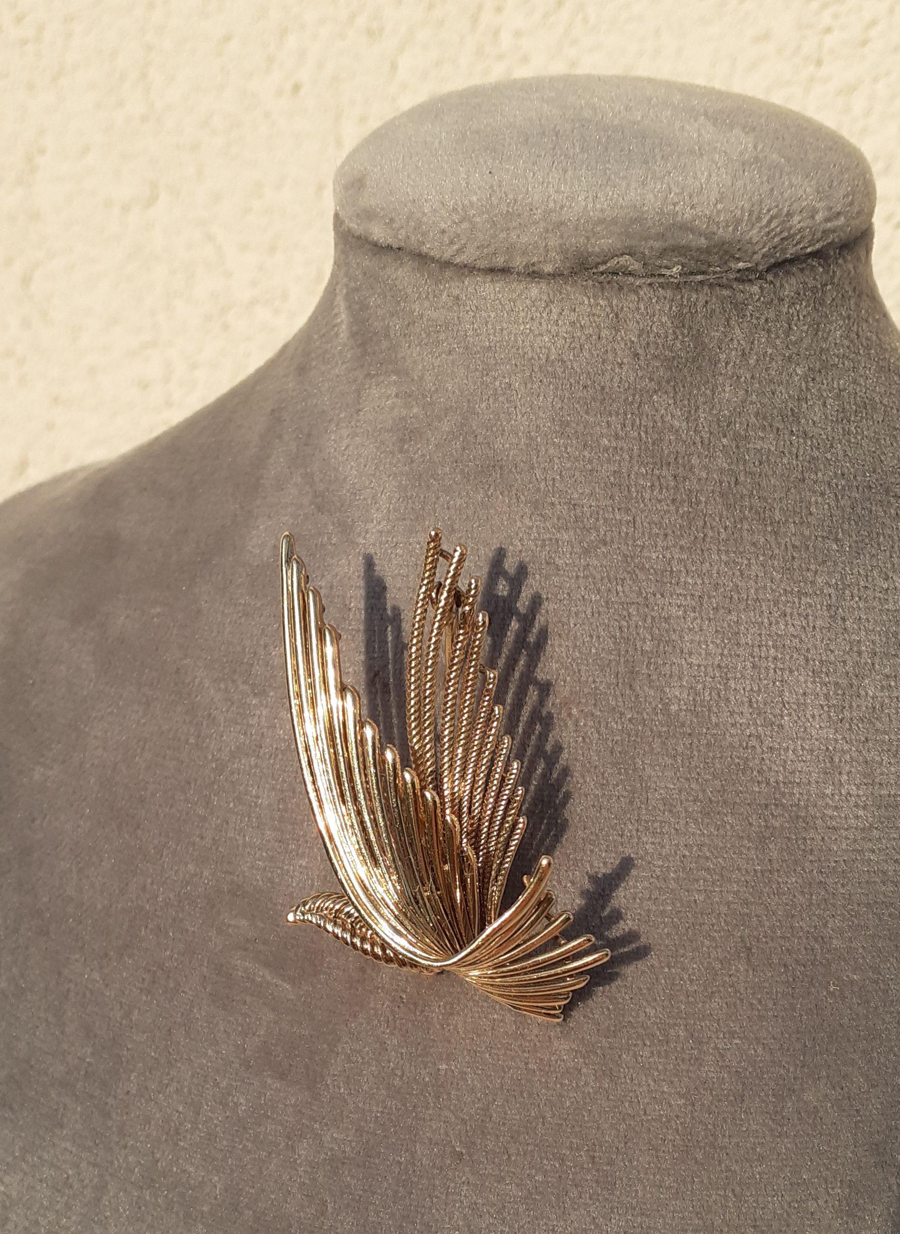 Exceptional Hermès Brooch Dove Shaped in Yellow Gold  For Sale 3