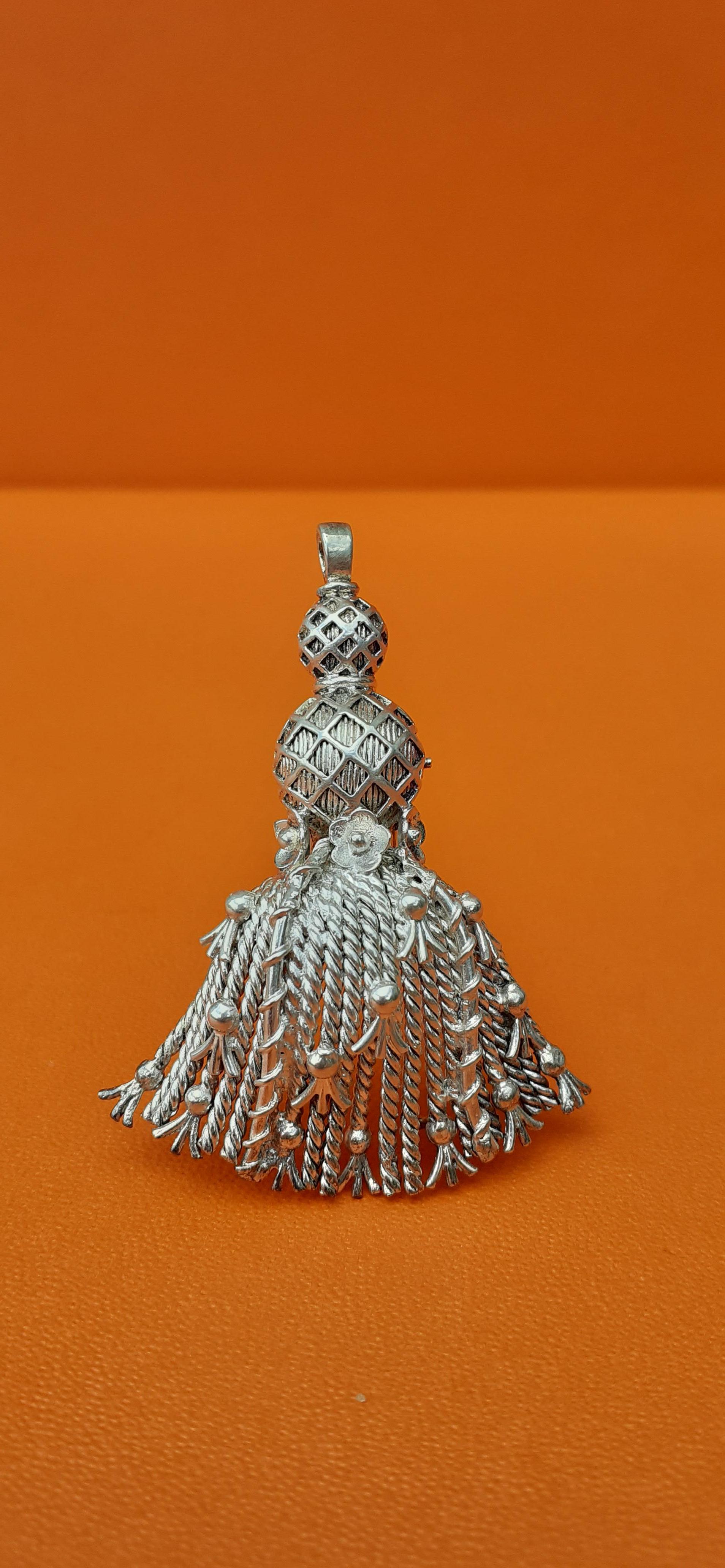 Rare and Gorgeous Authentic Hermès Lapel Pin

In shape of a Tassel (Passementerie)

Made of Silver (800/1000) 

Vintage Item 

Pompom composed of 2 half spheres,  twisted silver threads, decorated with small flowers (everything is fixed, not