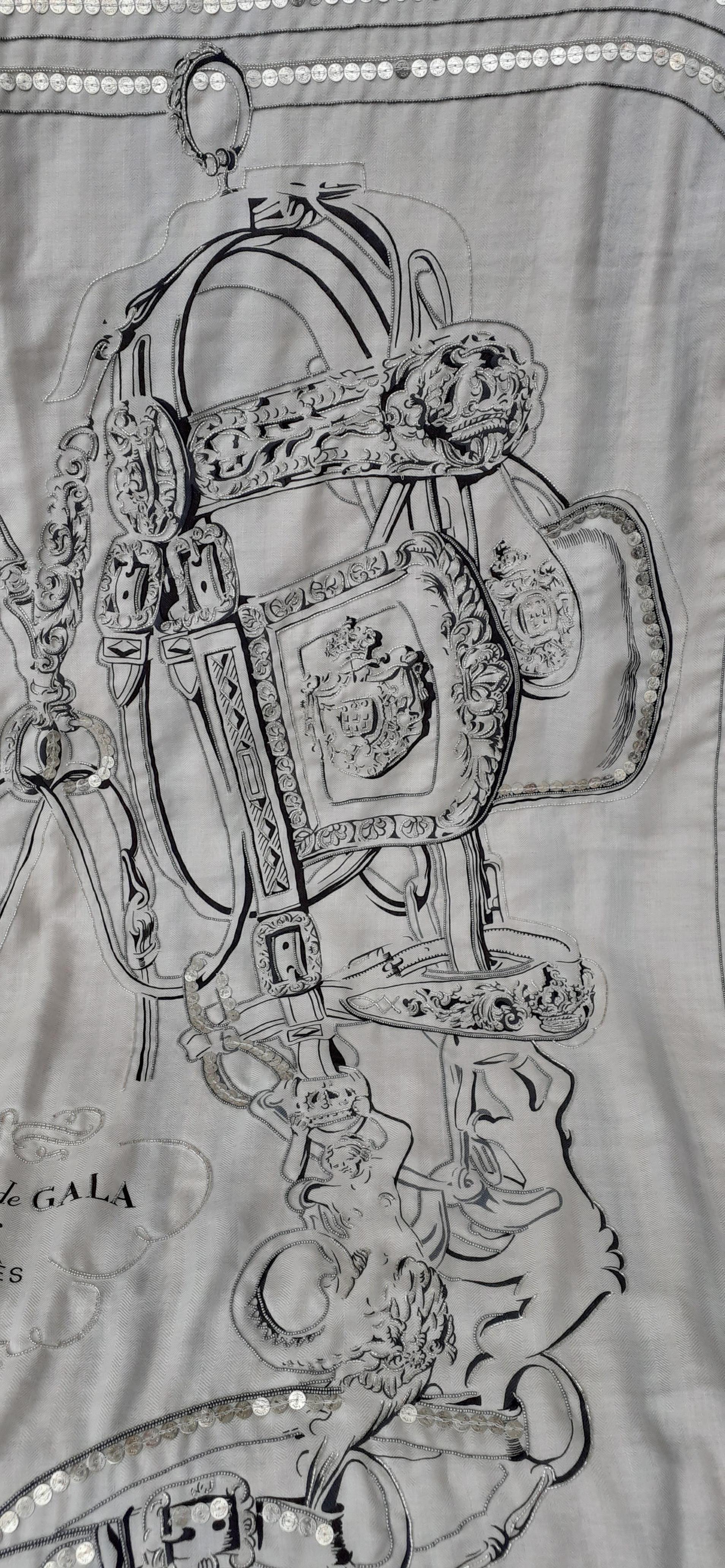 Exceptionnel Châle Hermès en cachemire et soie Brides De Gala perlé à la main 140 cm en vente 6