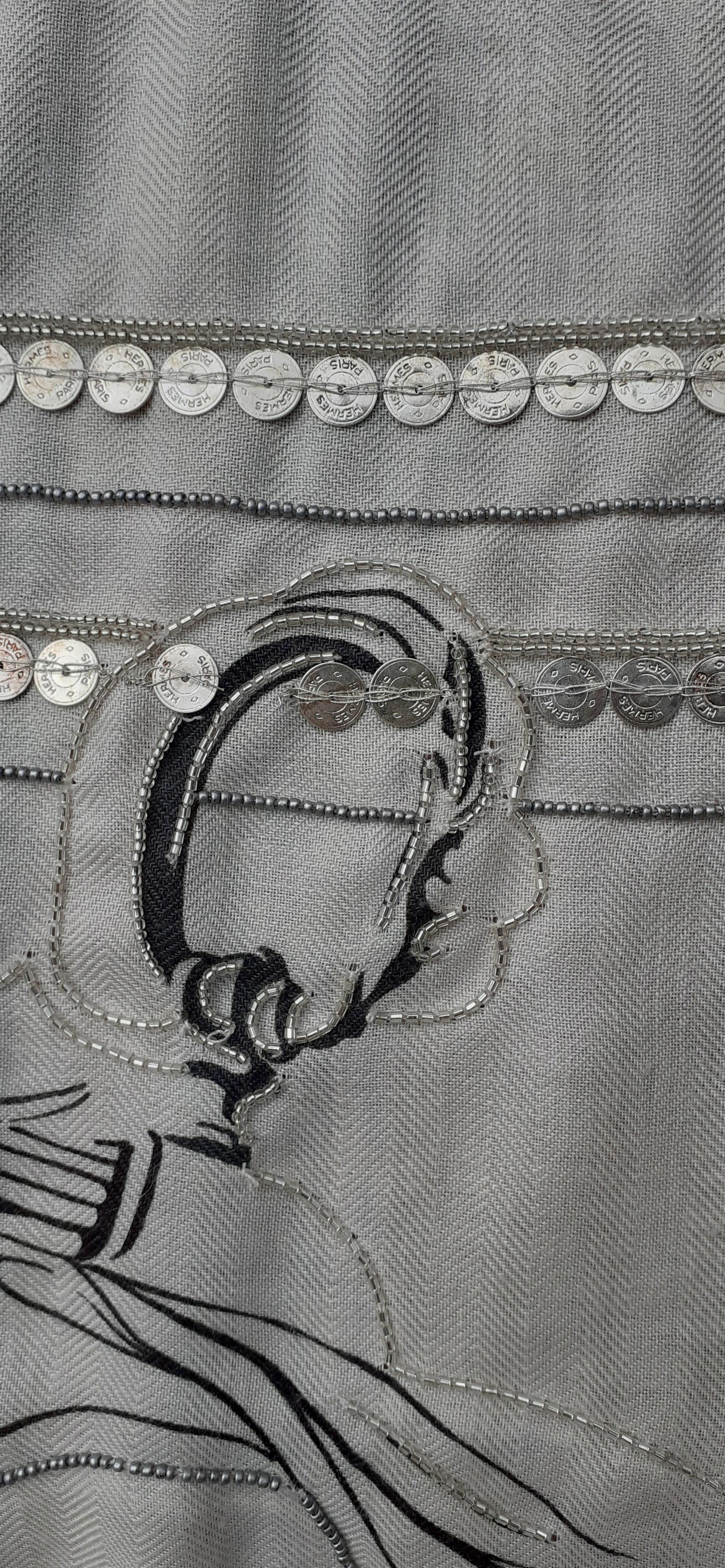 Exceptionnel Châle Hermès en cachemire et soie Brides De Gala perlé à la main 140 cm en vente 7