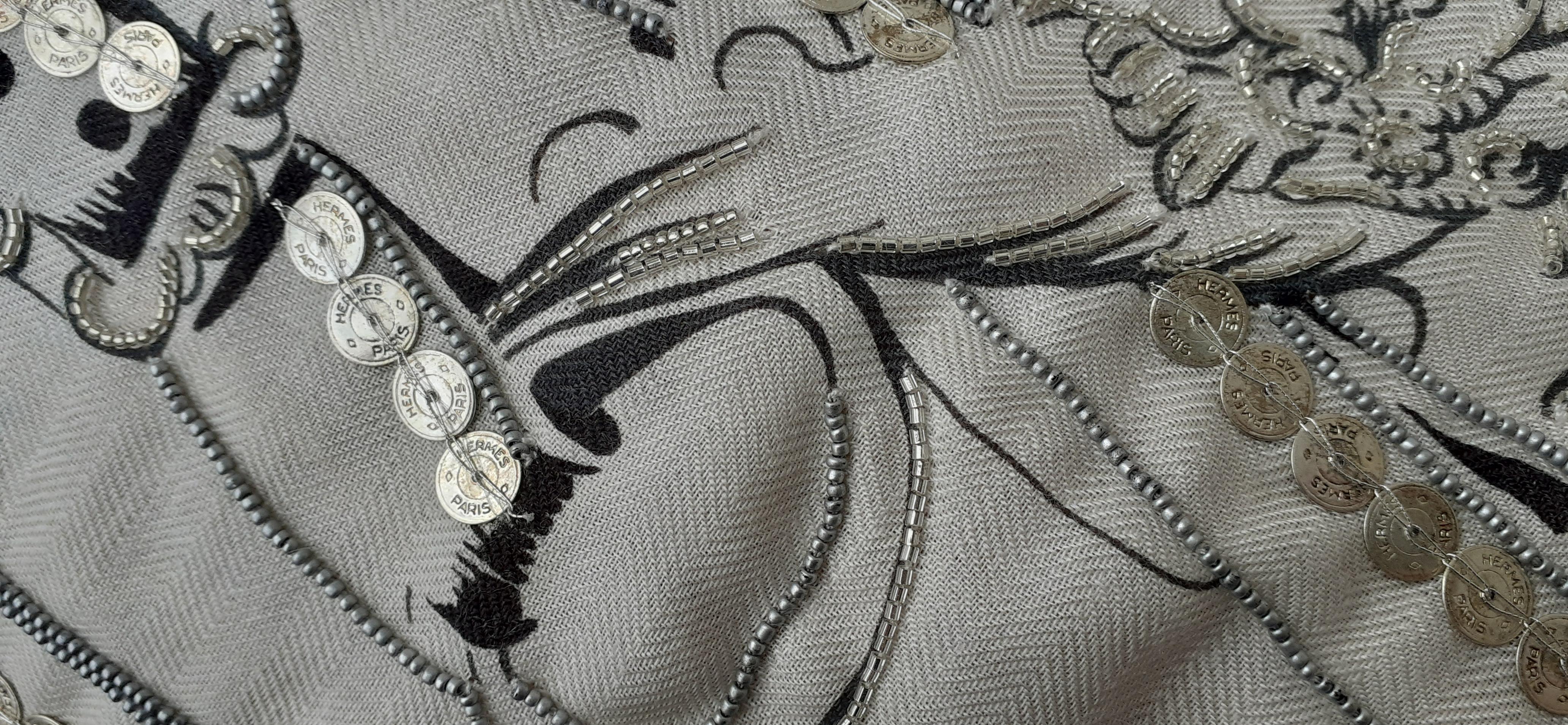 Exceptionnel Châle Hermès en cachemire et soie Brides De Gala perlé à la main 140 cm en vente 12