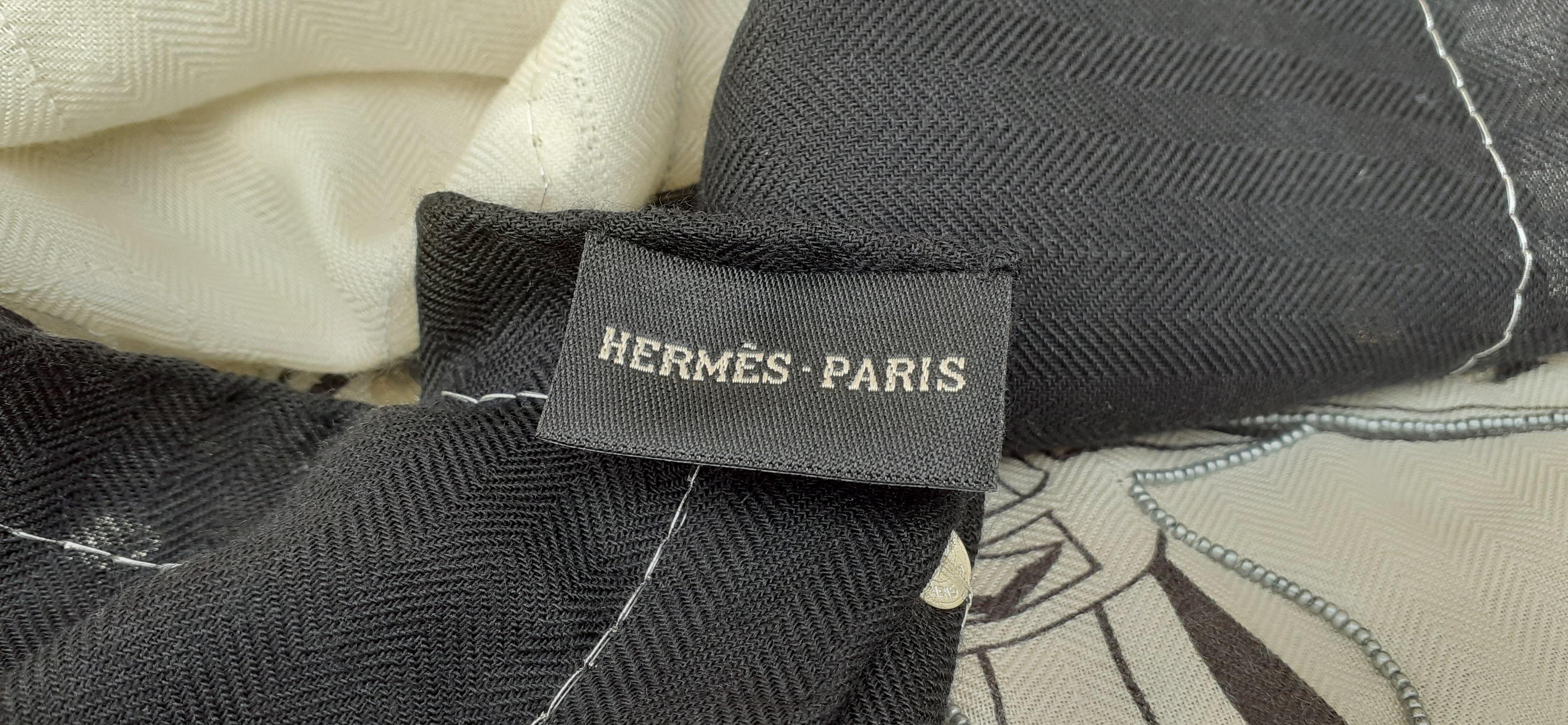 Exceptionnel Châle Hermès en cachemire et soie Brides De Gala perlé à la main 140 cm en vente 13