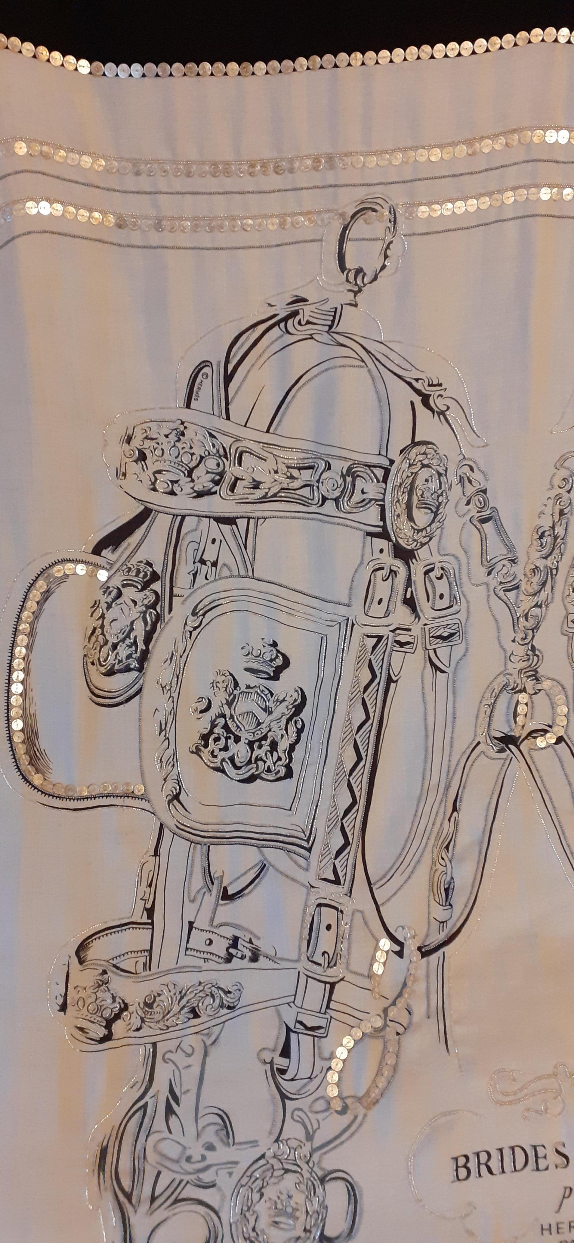 Gris Exceptionnel Châle Hermès en cachemire et soie Brides De Gala perlé à la main 140 cm en vente