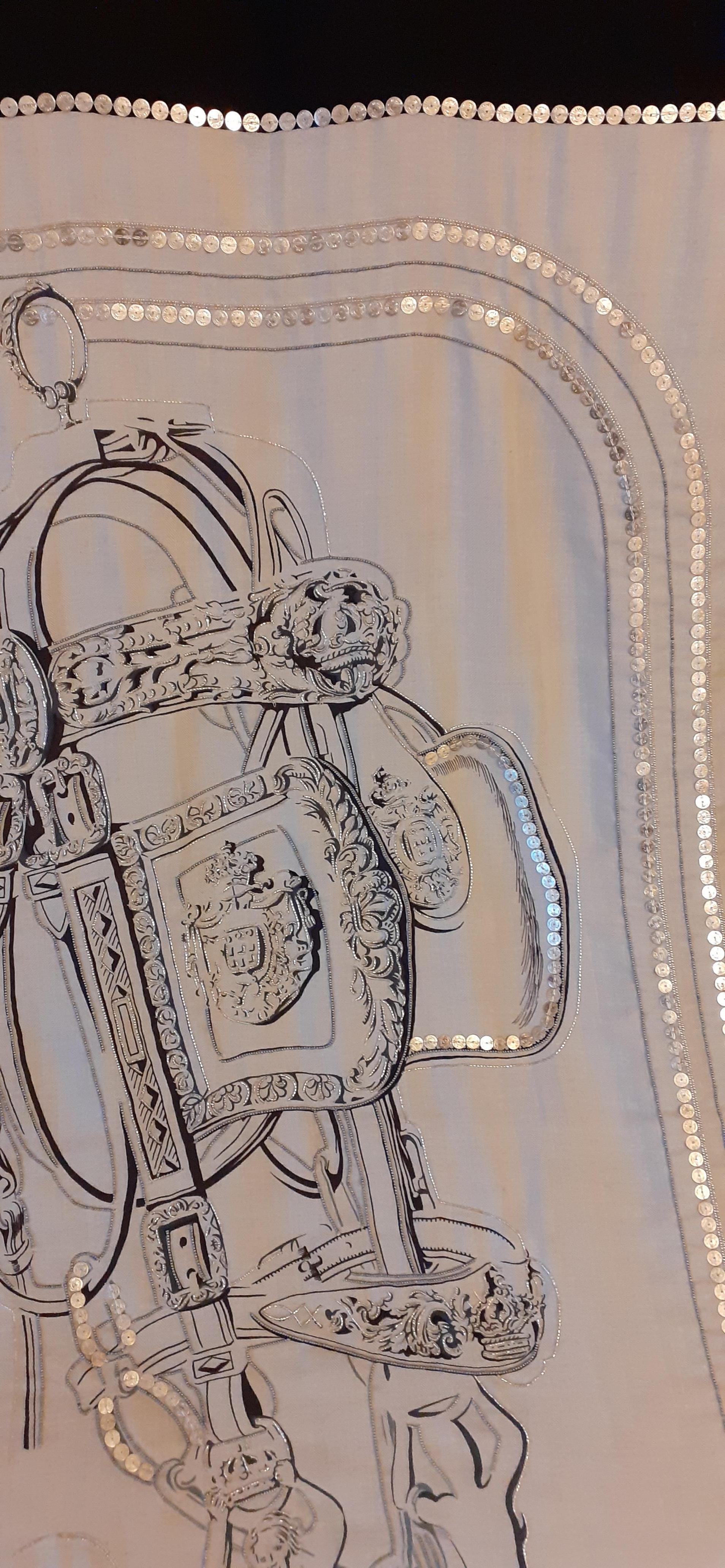 Exceptionnel Châle Hermès en cachemire et soie Brides De Gala perlé à la main 140 cm Pour femmes en vente