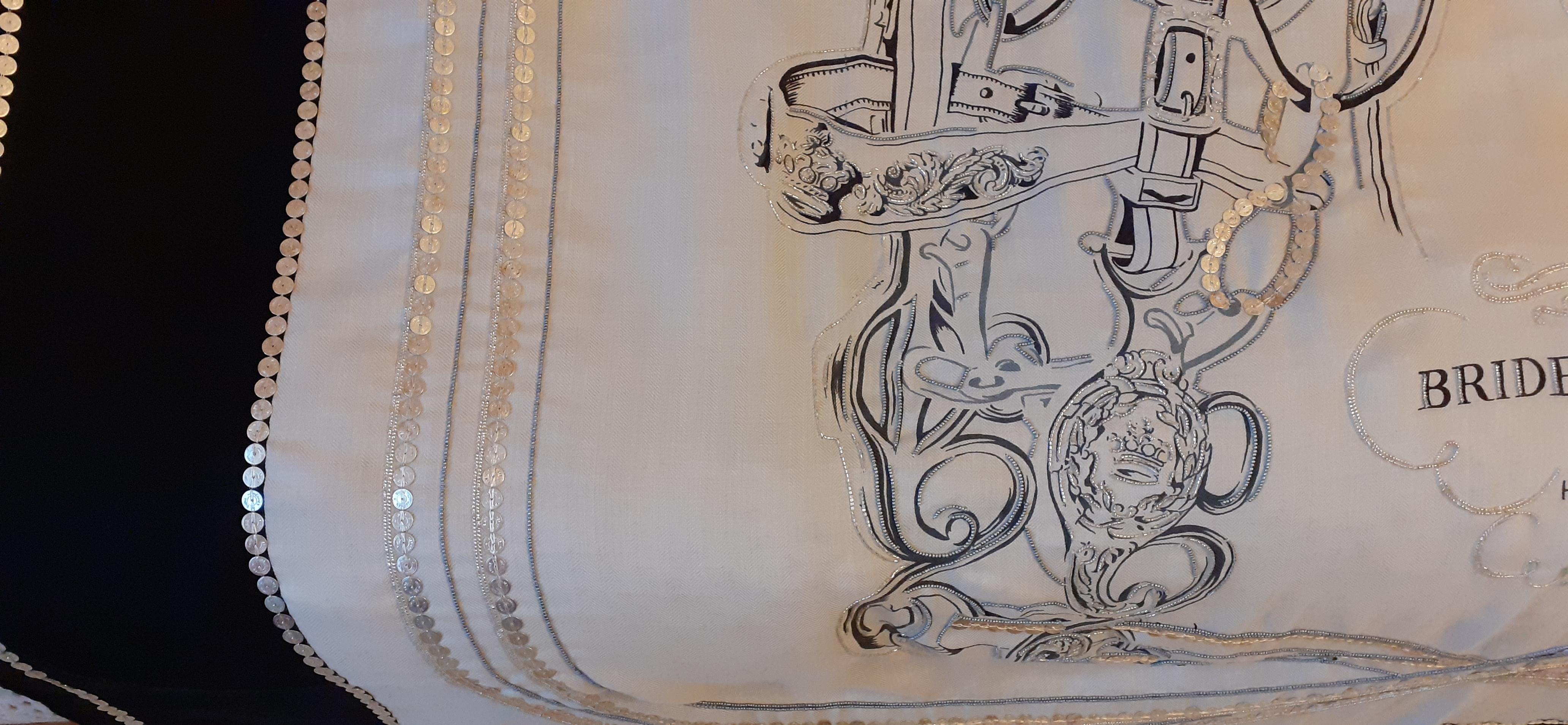 Exceptionnel Châle Hermès en cachemire et soie Brides De Gala perlé à la main 140 cm en vente 2