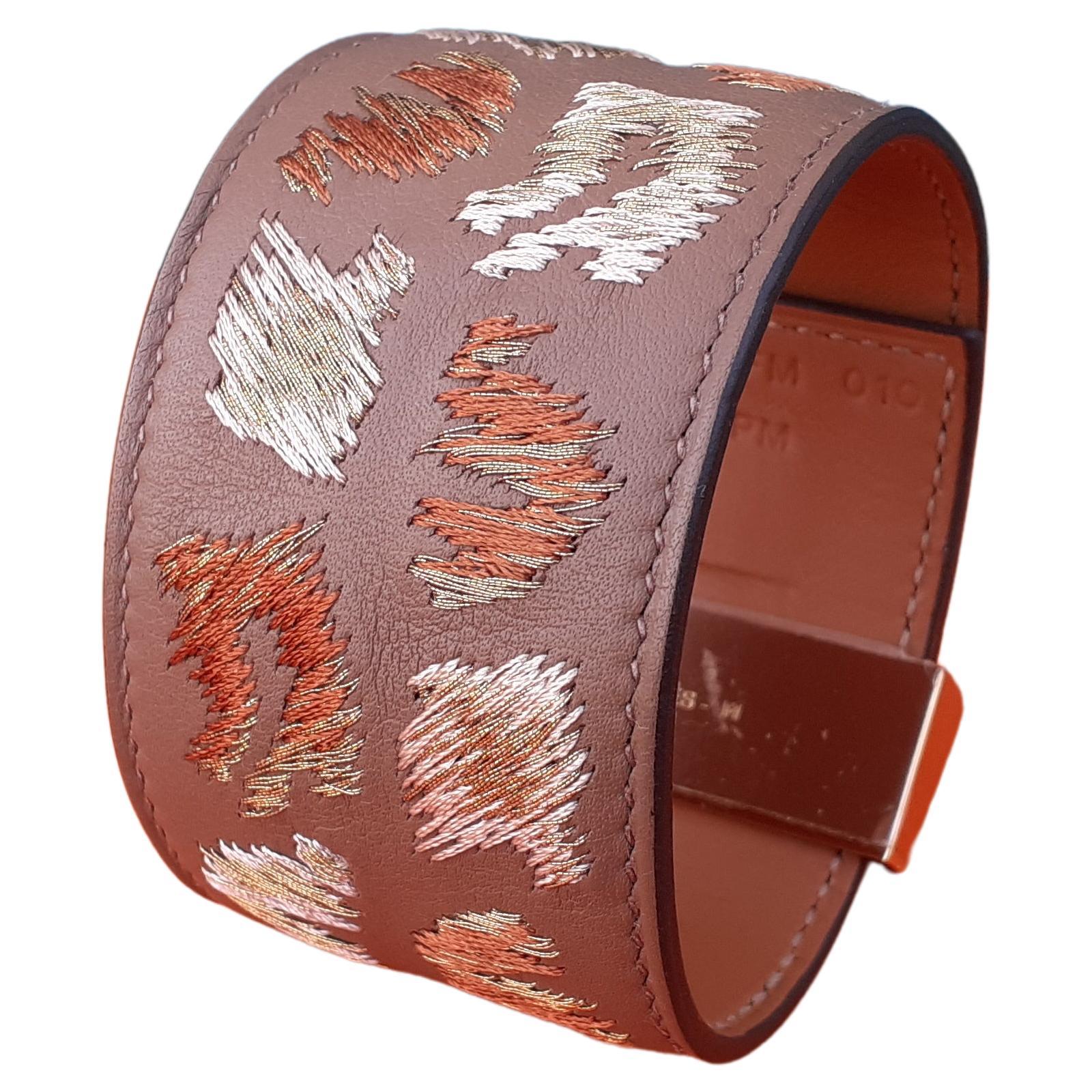 Exceptional Hermès CDC Bracelet Leopard Embroidered Alezan Ghw T2  For Sale