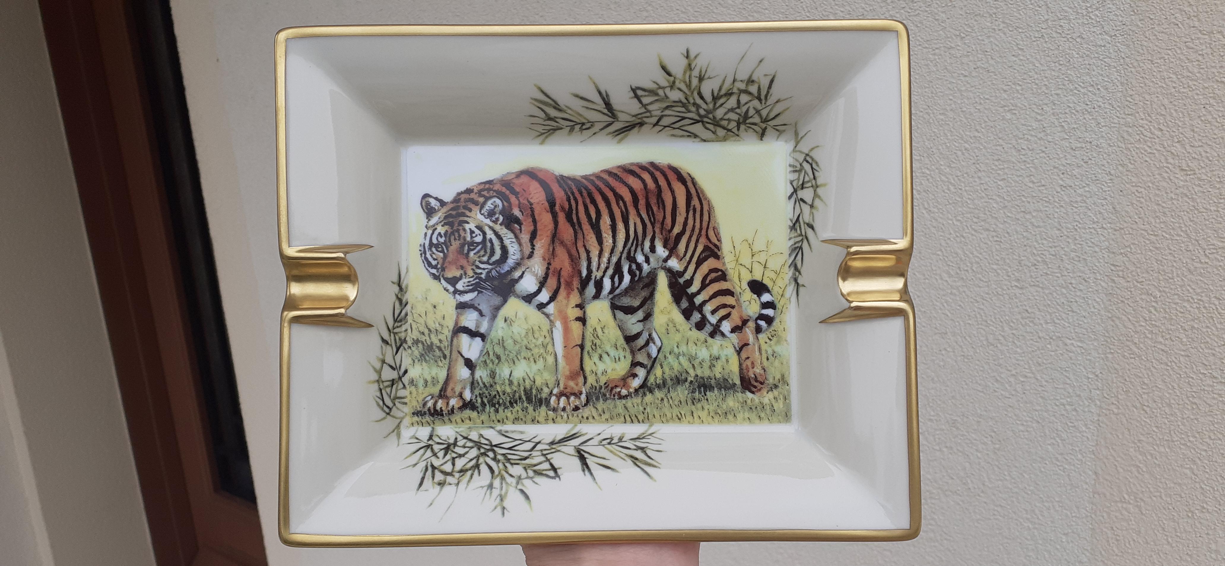 Extremely Rare Authentic Hermès Ashtray

This is a vintage piece, a collector !

Print: Tiger

Made in France

Made of porcelain 

Colorways: off-white / green / yellow / camel / black 

The notches and the edges are gilded with fine