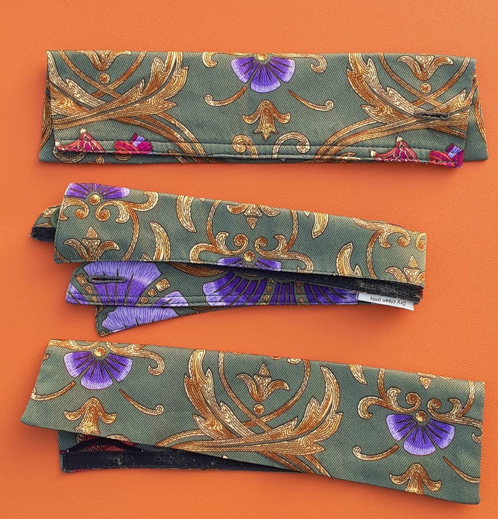 Exceptional Hermès Collar and Matching Cuffs Set in Silk Cheval Turc Print RARE For Sale 6