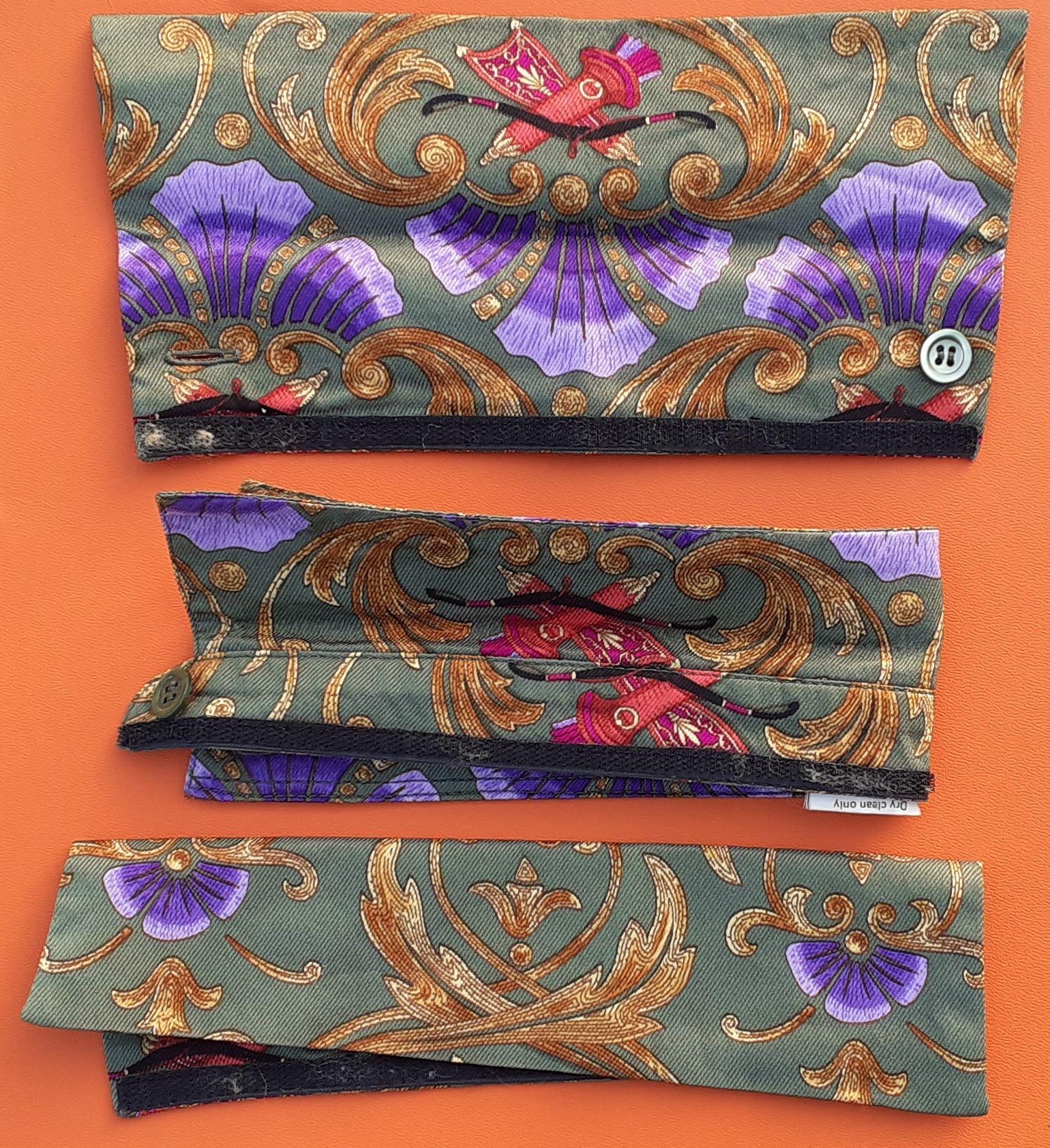 Exceptional Hermès Collar and Matching Cuffs Set in Silk Cheval Turc Print RARE For Sale 7