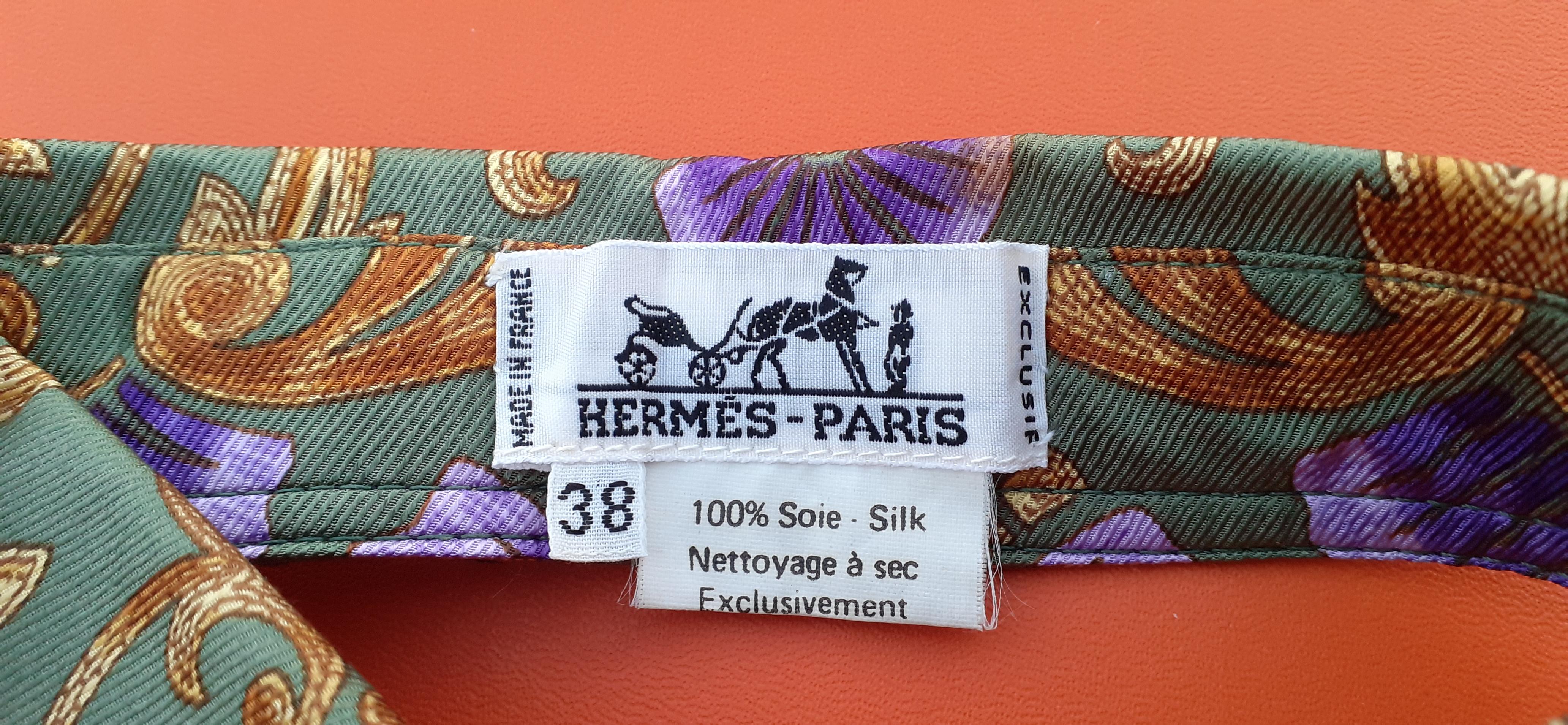 Amazing and Rare Authentic Hermès Set of matching collar and cuffs

D'après l'imprimé 