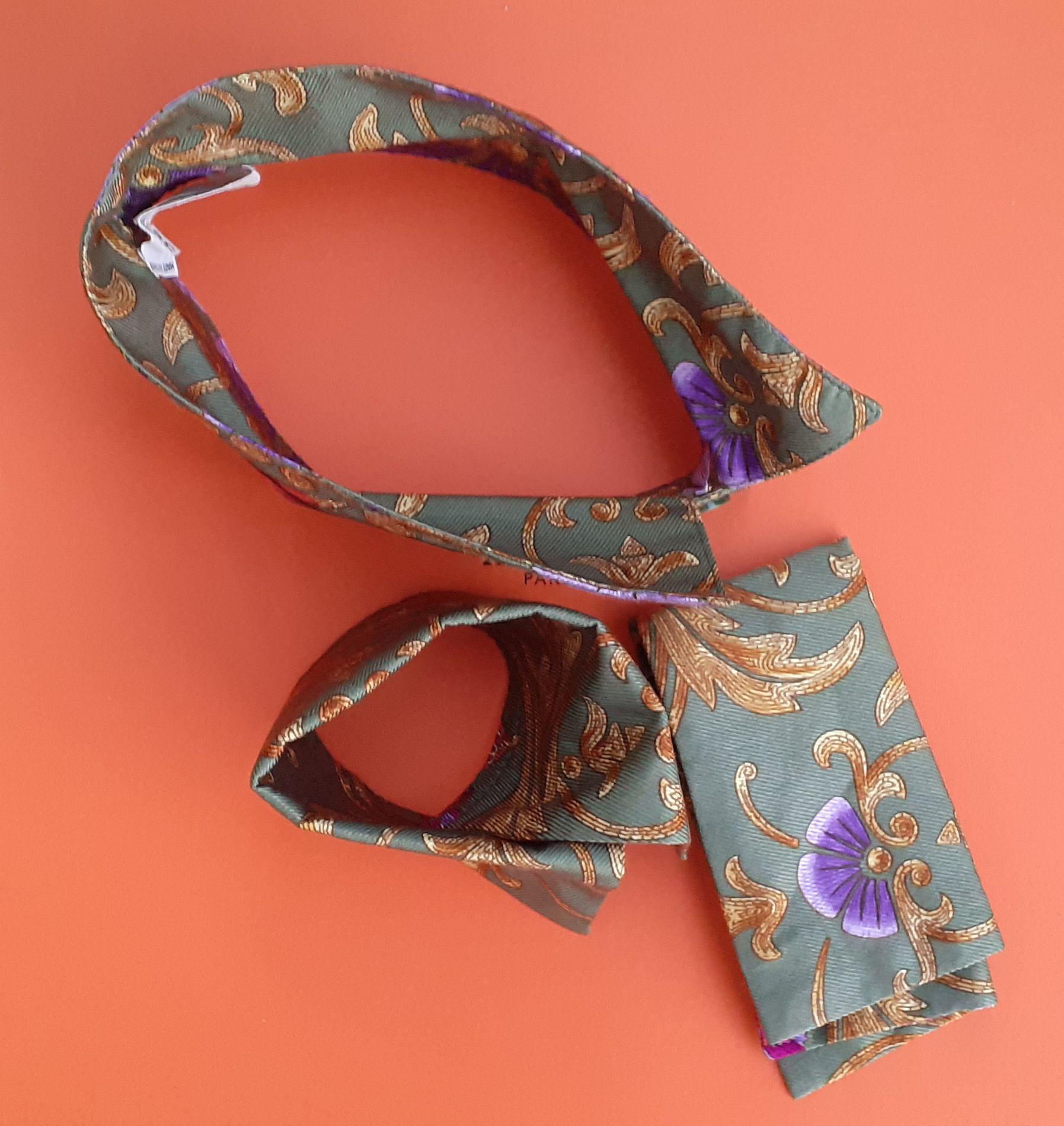 Gray Exceptional Hermès Collar and Matching Cuffs Set in Silk Cheval Turc Print RARE For Sale