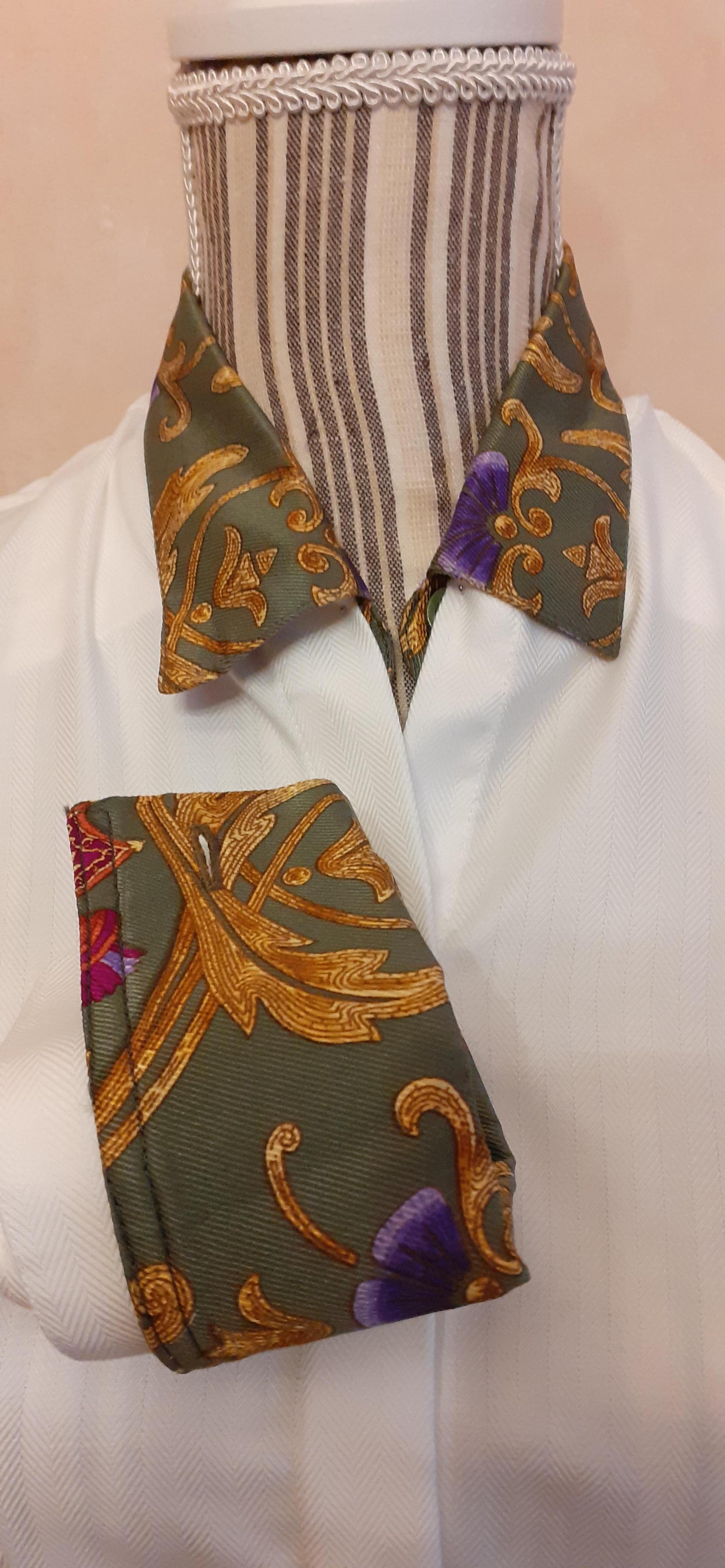 Exceptional Hermès Collar and Matching Cuffs Set in Silk Cheval Turc Print RARE For Sale 3
