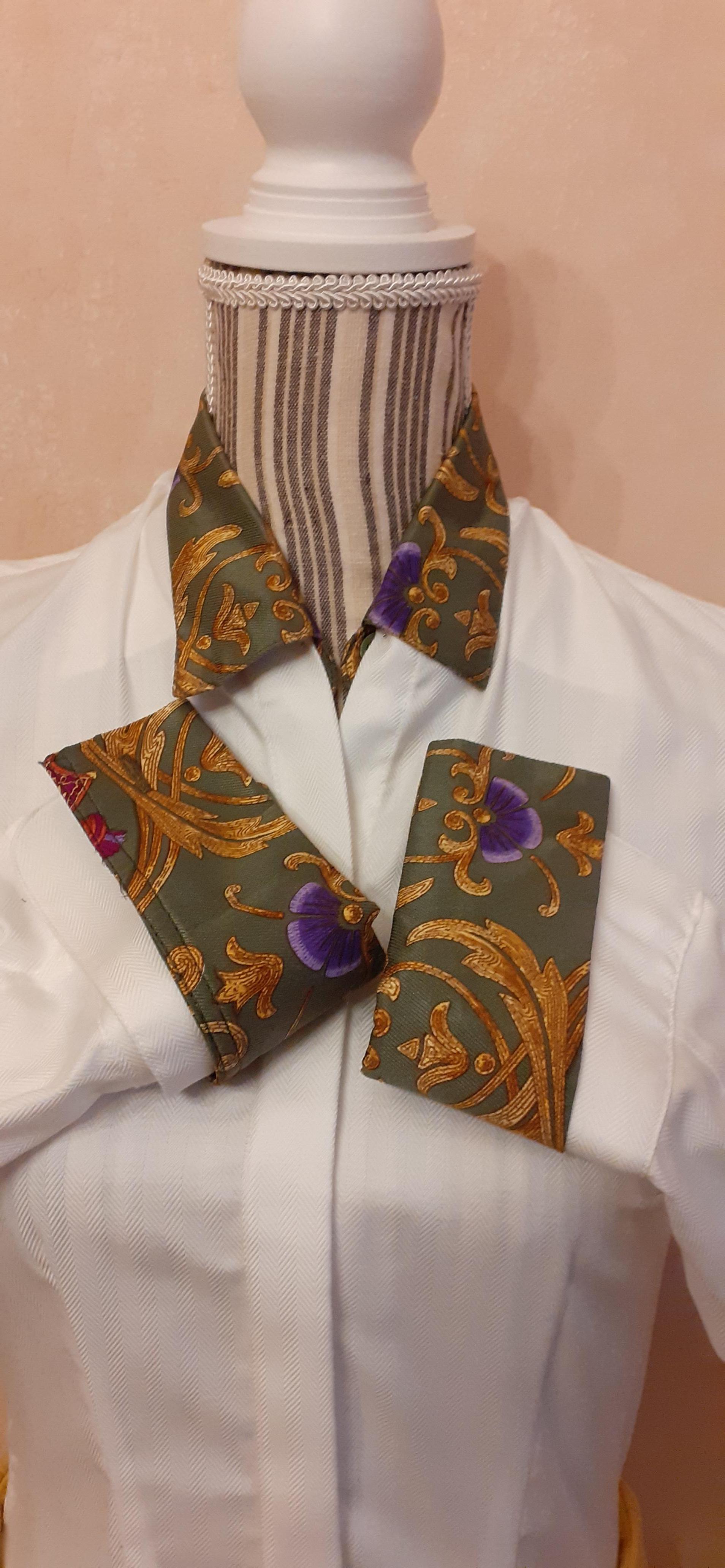 Exceptional Hermès Collar and Matching Cuffs Set in Silk Cheval Turc Print RARE For Sale 4