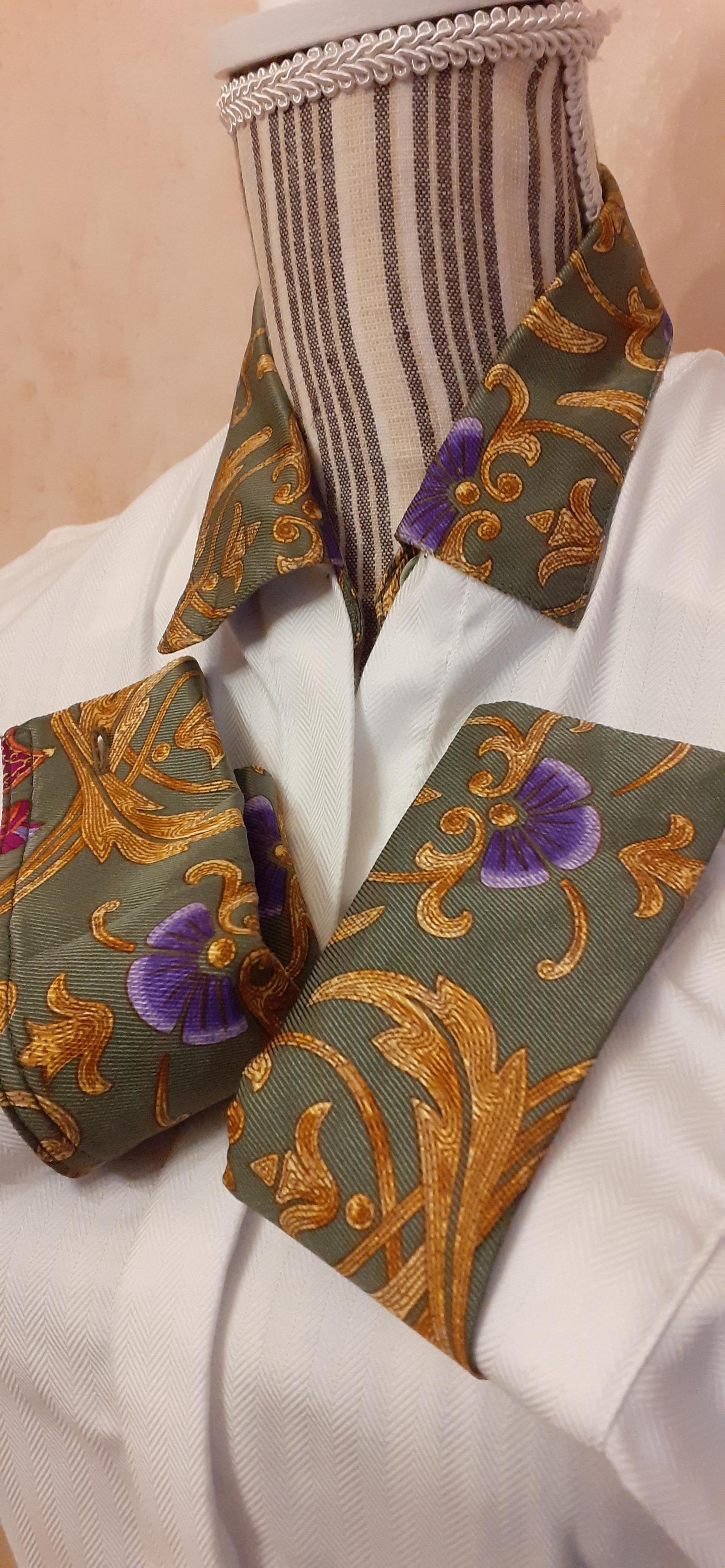 Exceptional Hermès Collar and Matching Cuffs Set in Silk Cheval Turc Print RARE For Sale 5