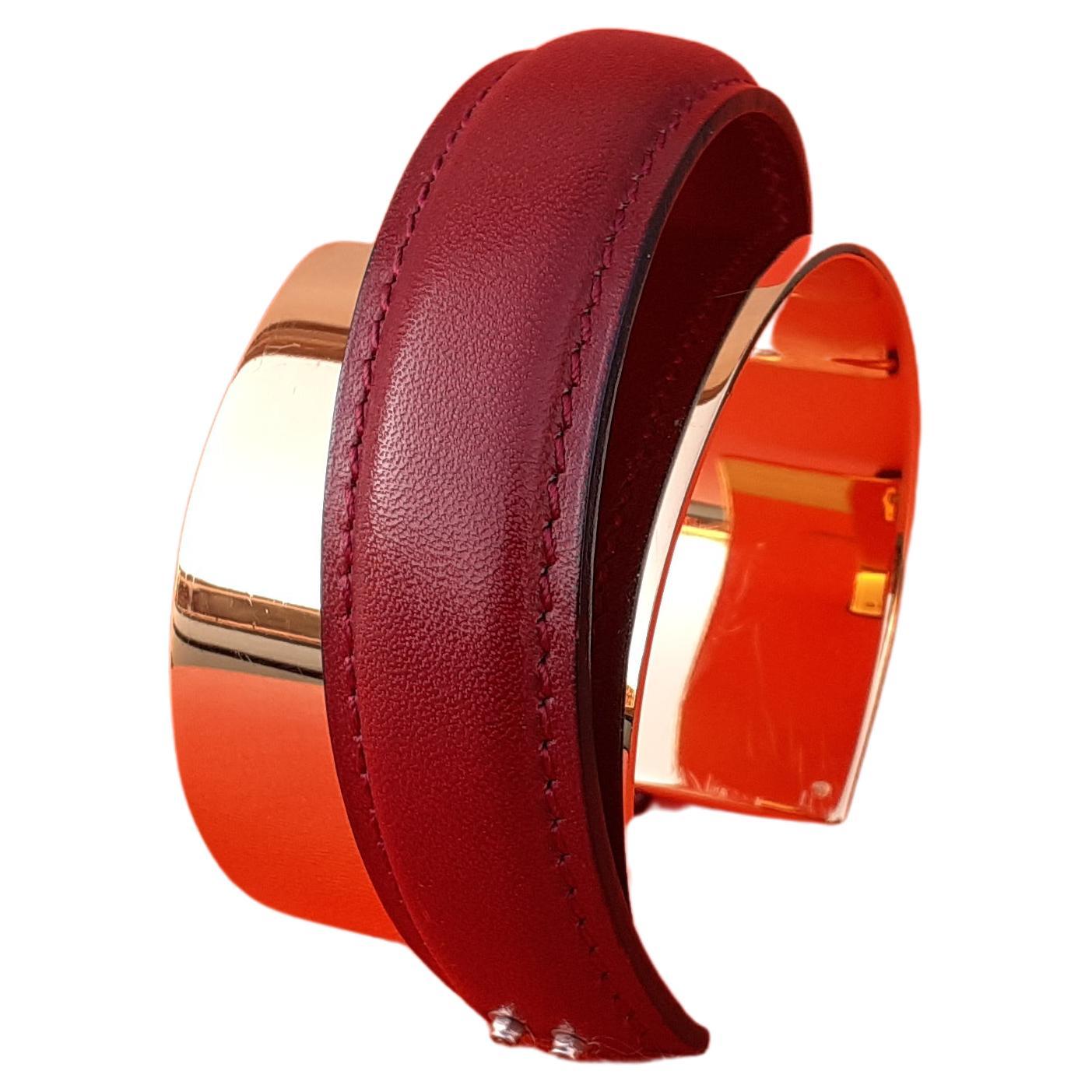 Exceptionnel Bracelet manchette Hermès Hdw doré et Rouge H Boîte cuir Taille L en vente