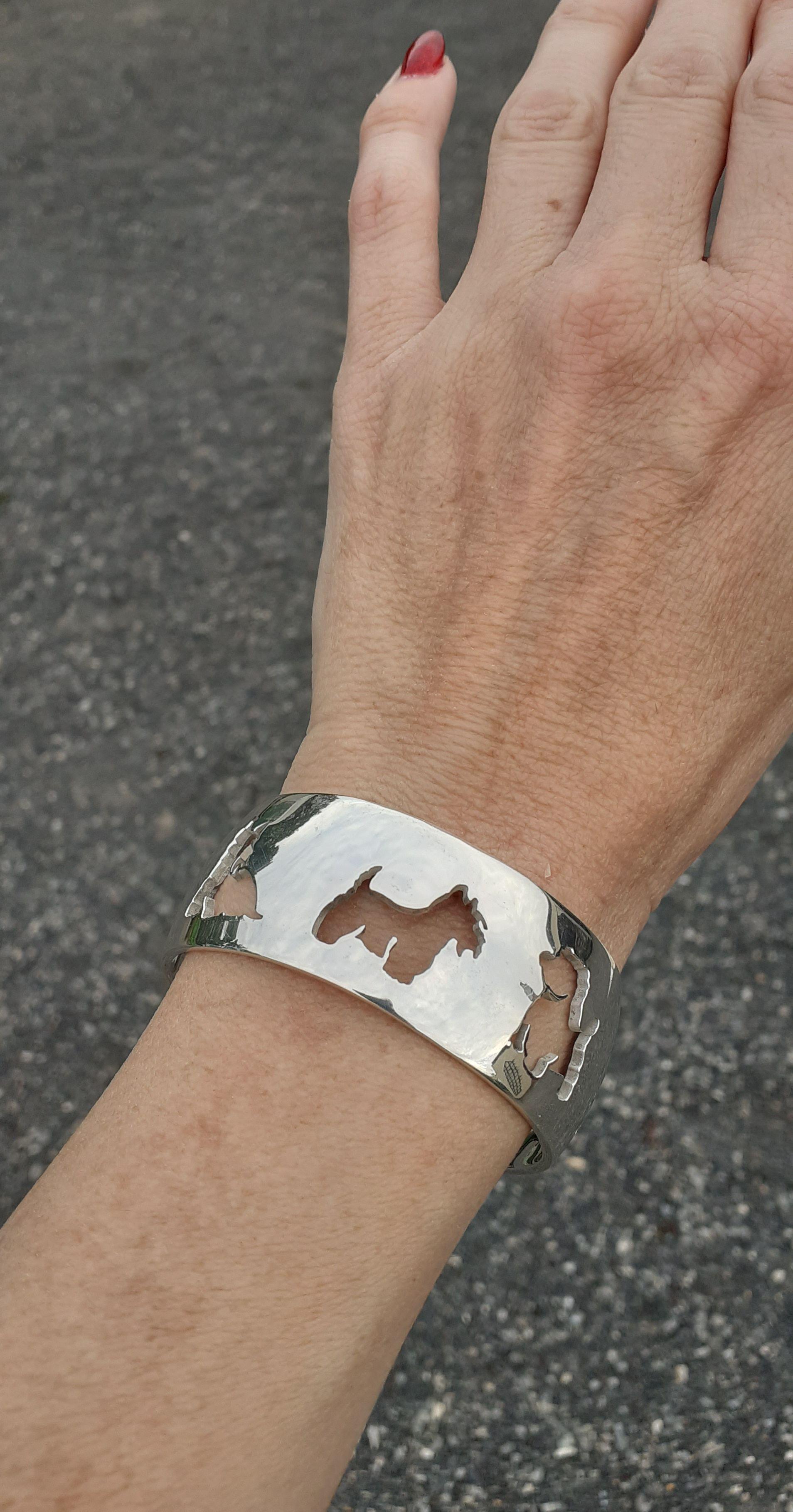 Rare and super cute Authentic Hermès Bracelet

Openwork bracelet with 5 different west highland white terrier shapes

Made of silver 

Colorway: silvery

