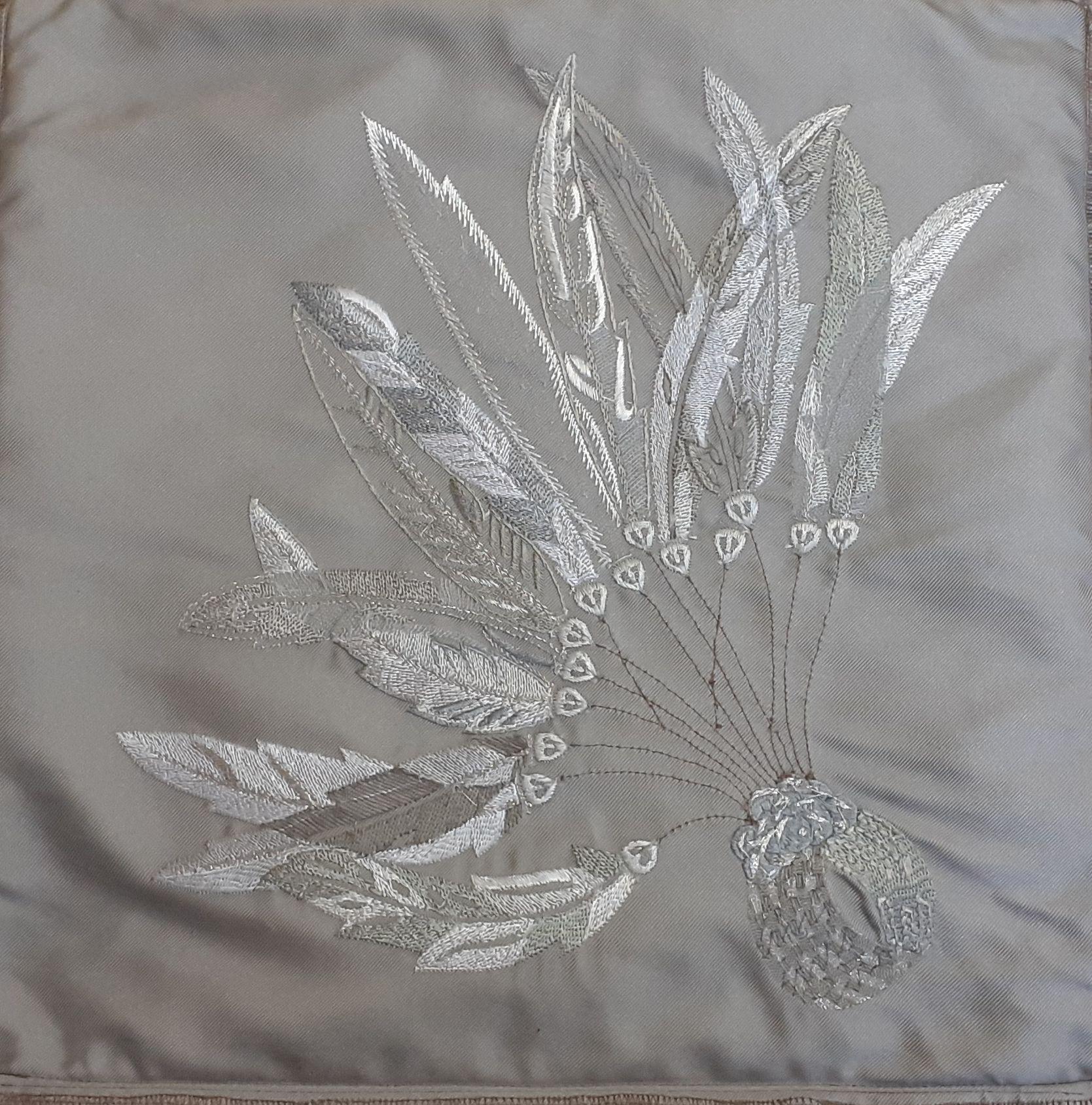 Exceptional Hermès Cushion Pillow Brazil Feathers Pattern Silk Coton Embroidered For Sale 6