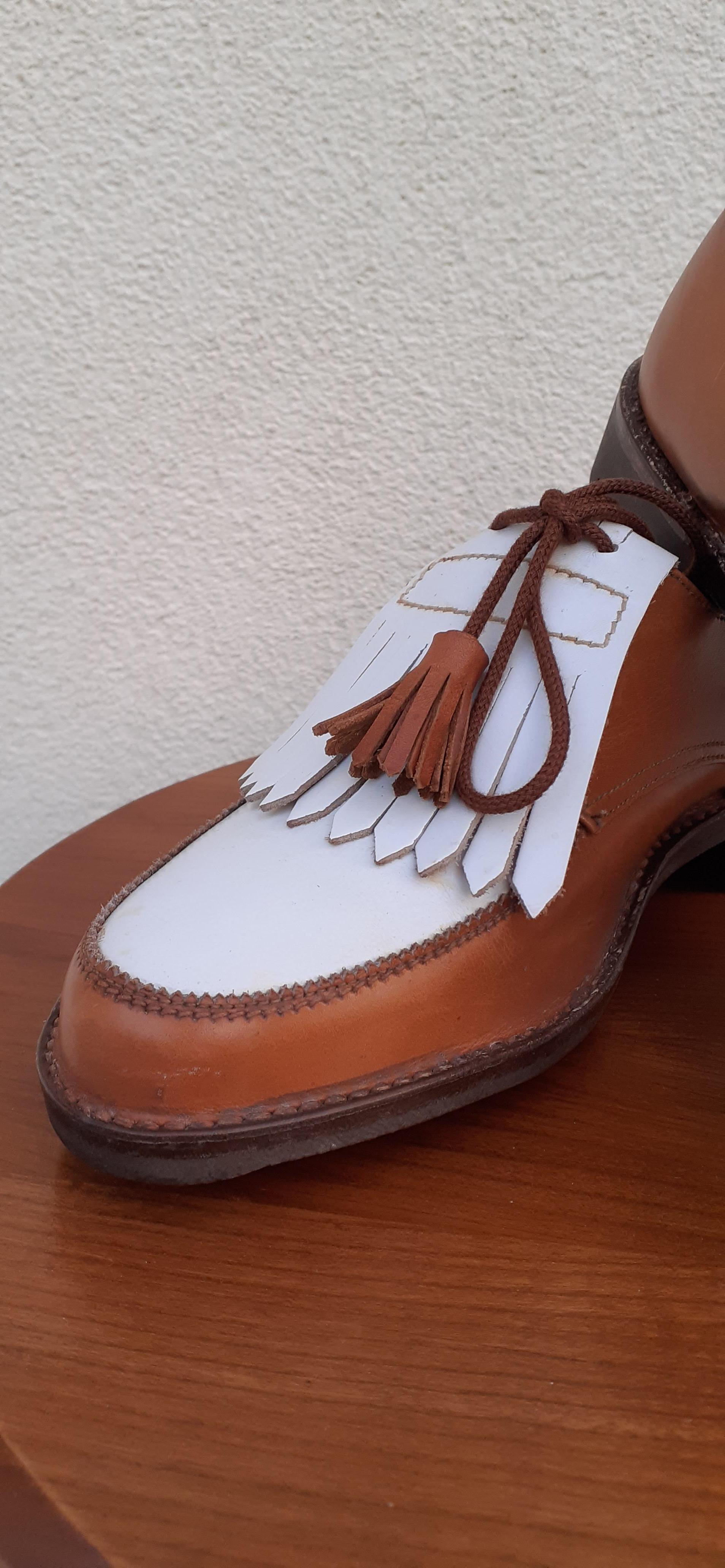 Exceptionnelles Derby Hermès Chaussures de golf Cuir or et blanc en vente 1