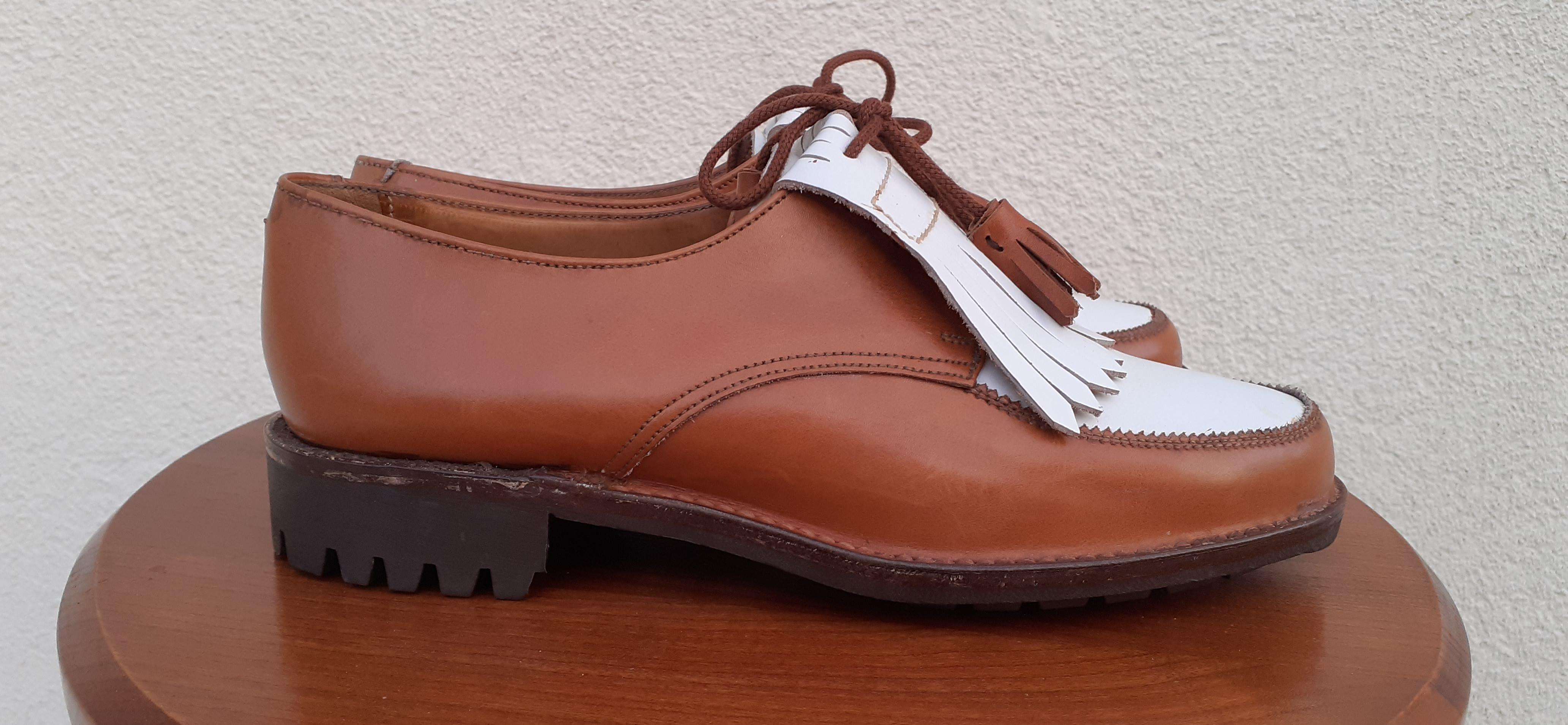 Exceptional Hermès Derbies Golf Shoes Gold and White Leather For Sale 5