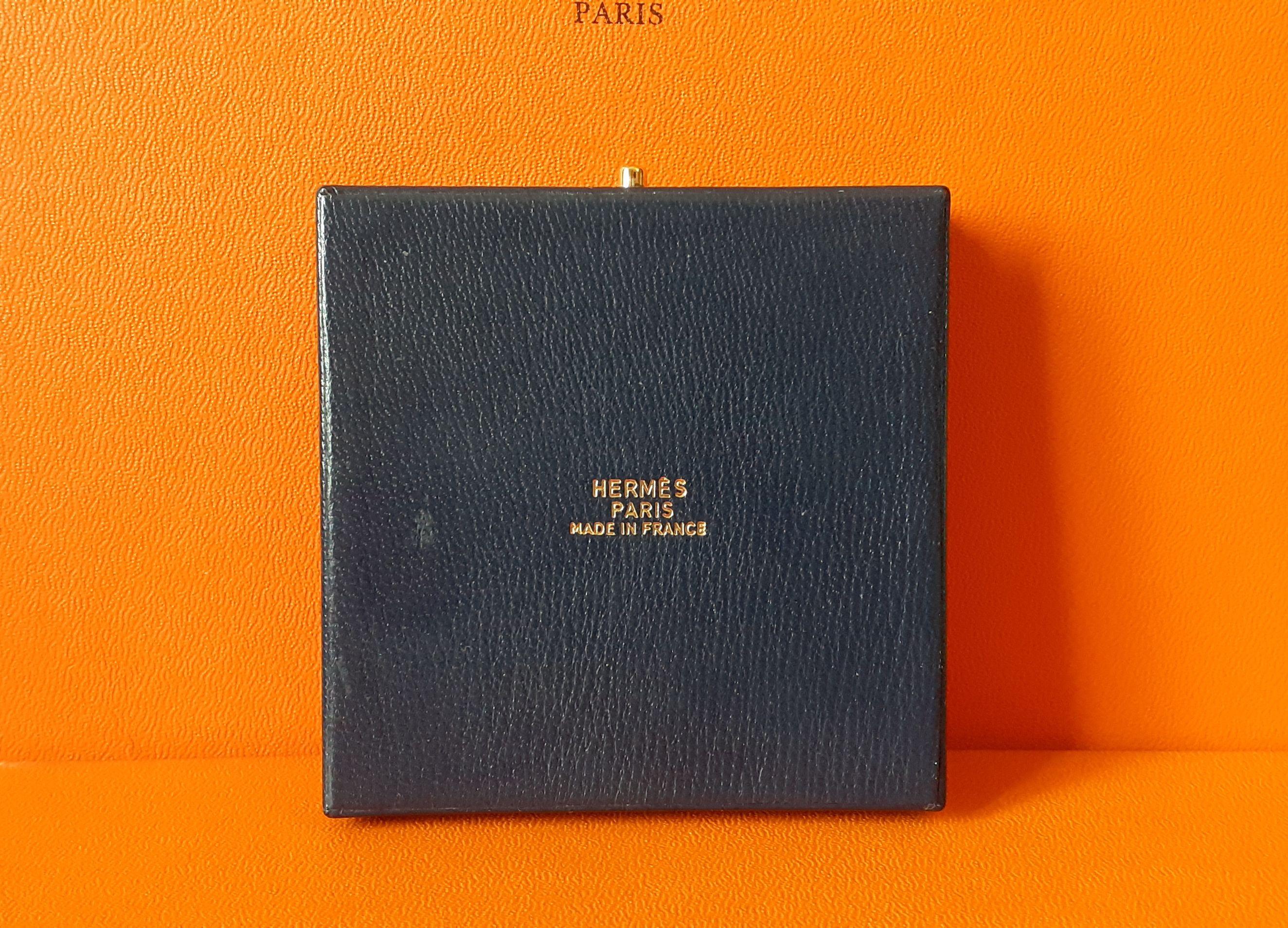 Außergewöhnliche Hermès Emaille und Leder Puder Kompakt Brise de Charme Fan (Violett) im Angebot