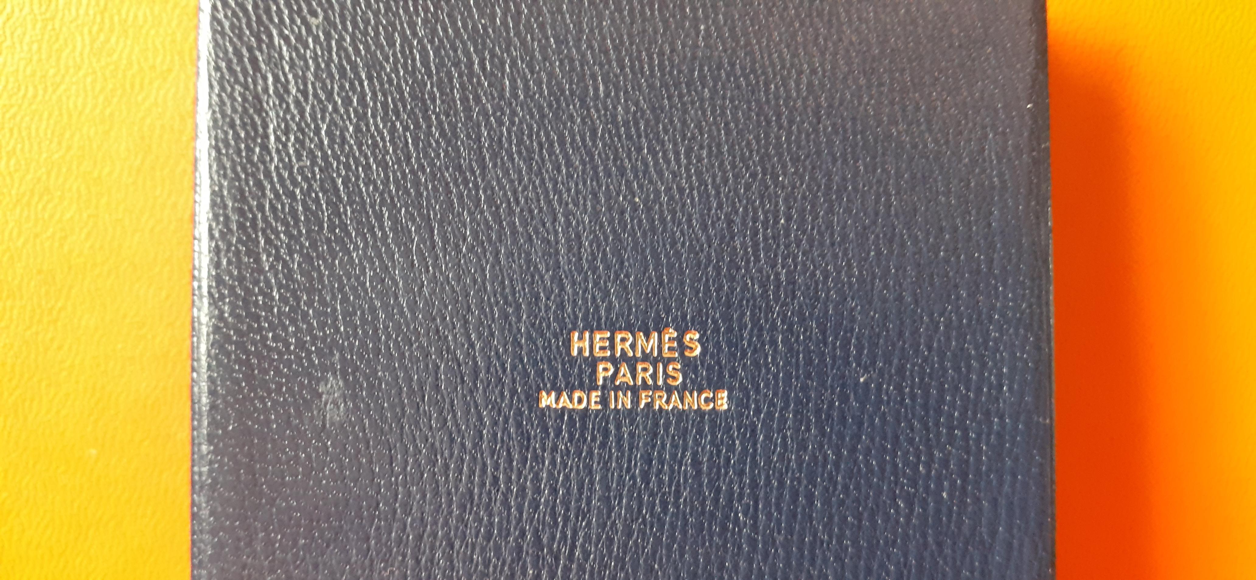Außergewöhnliche Hermès Emaille und Leder Puder Kompakt Brise de Charme Fan Damen im Angebot