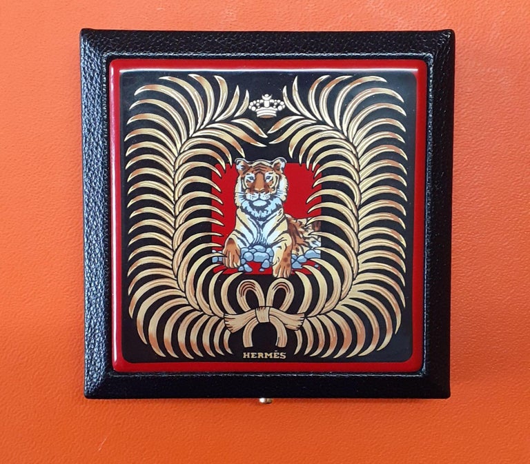 Gorgeous and Rare Authentic Hermès Powder Compact

Pattern : « Tigre Royal » (Royal Tiger)

Square box opening onto a compact and a mirror. 

Please note: the powder compact is empty. There is a 5 mm (0,19 inch) high space left in which you can put