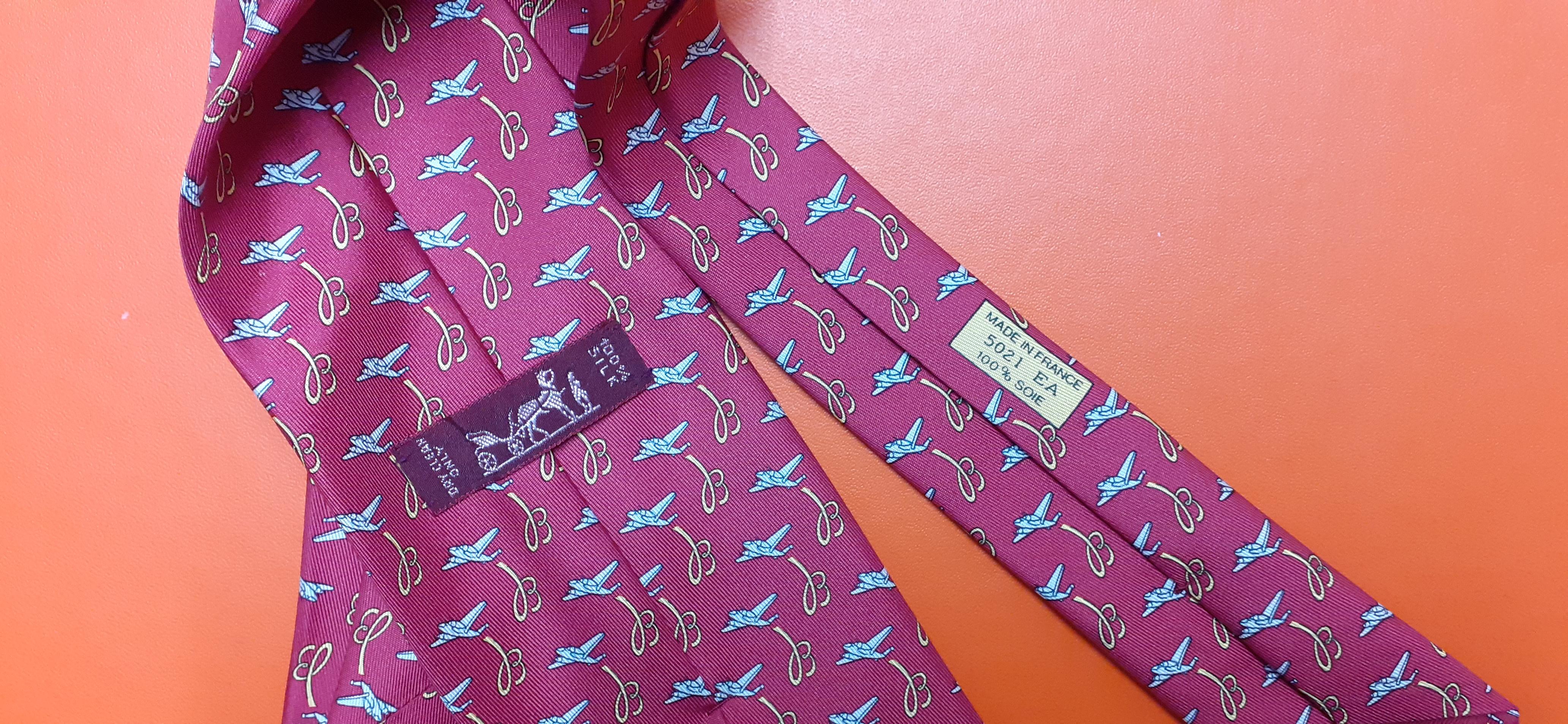Exceptionnelle cravate en soie Hermès For Breitling Imprimé avions en vente 1