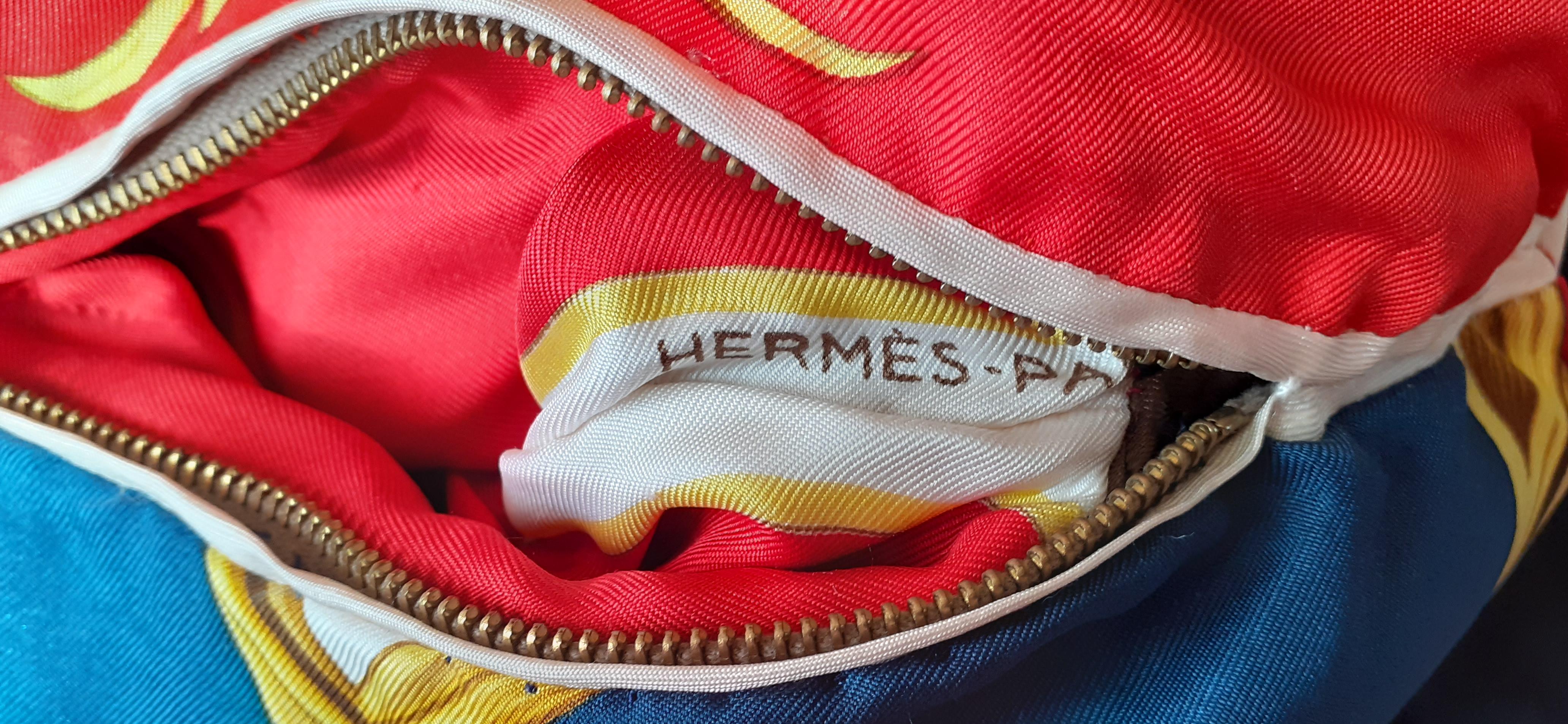 Exceptional Hermès Glamour Vintage Muff in Silk Crowns Couronnes Print Abadie For Sale 8